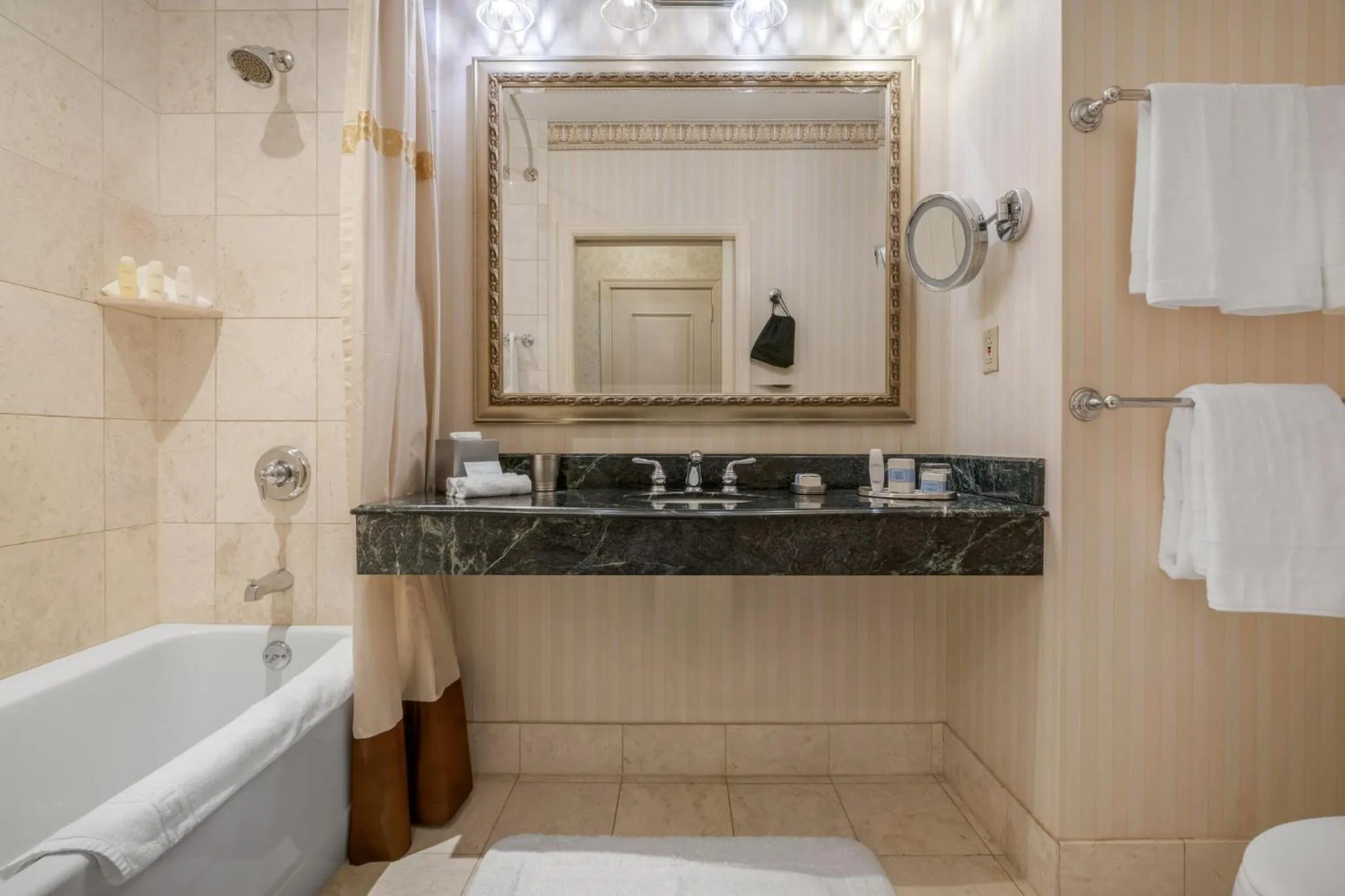 Photo of the whole room in Omni San Francisco