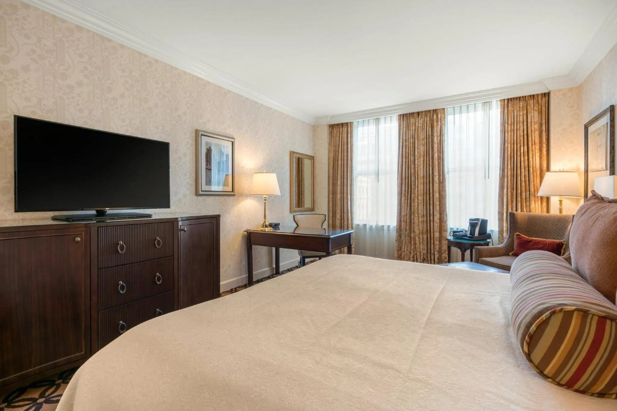 Photo of the whole room, Bed in Omni San Francisco