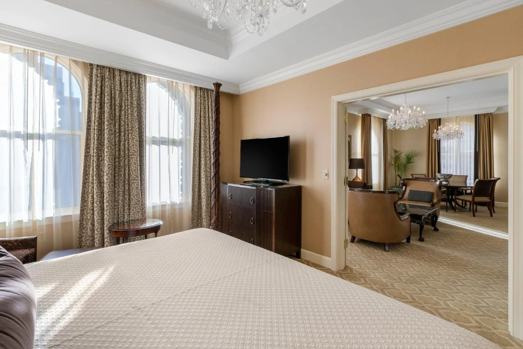 Photo of the whole room, Bed in Omni San Francisco