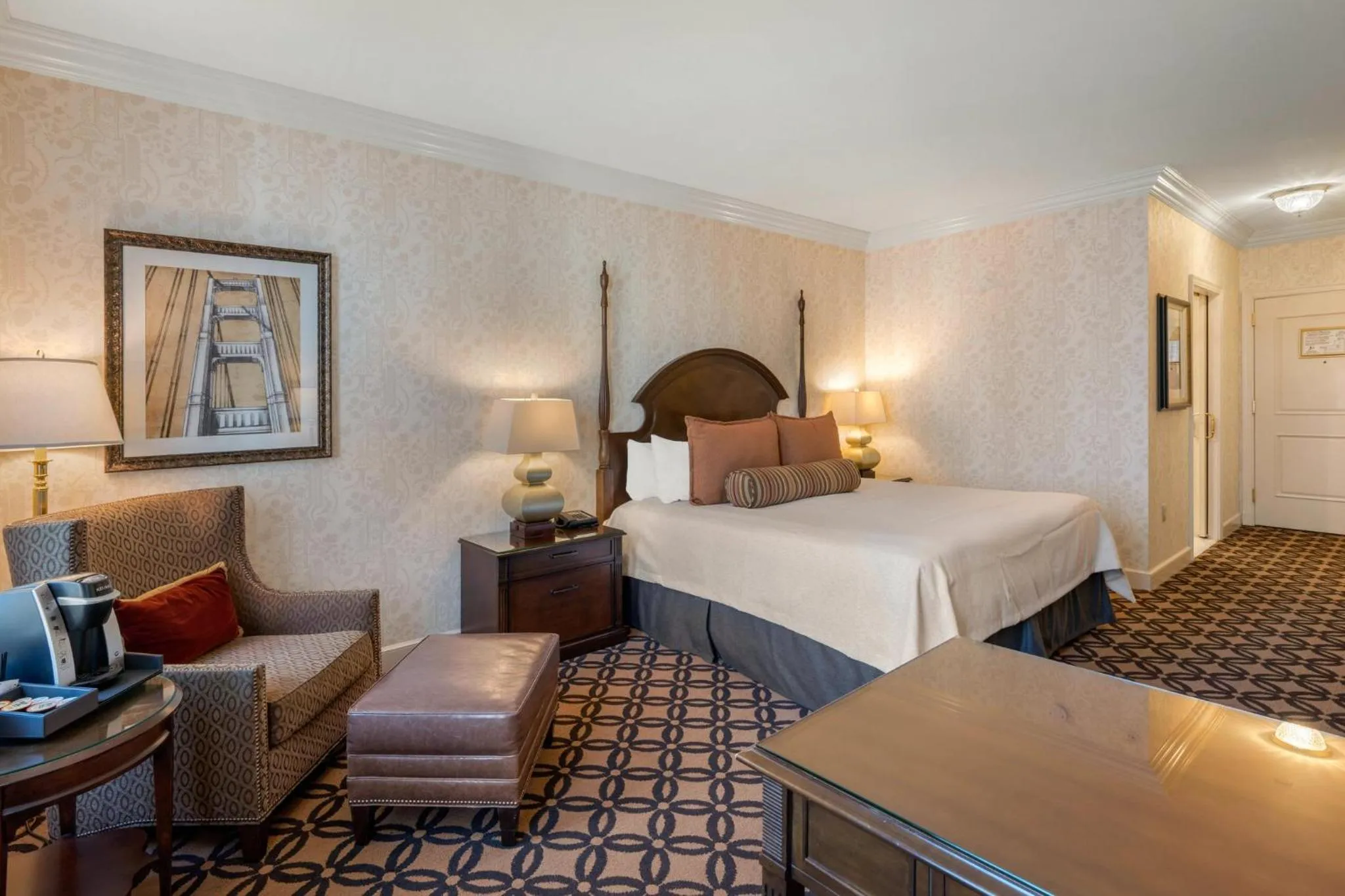 Photo of the whole room, Bed in Omni San Francisco