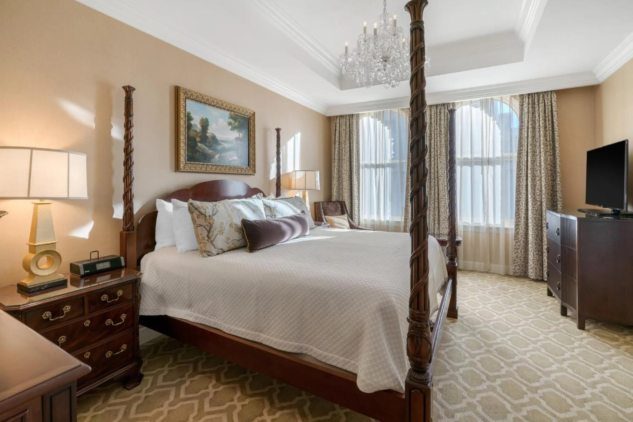 Photo of the whole room, Bed in Omni San Francisco