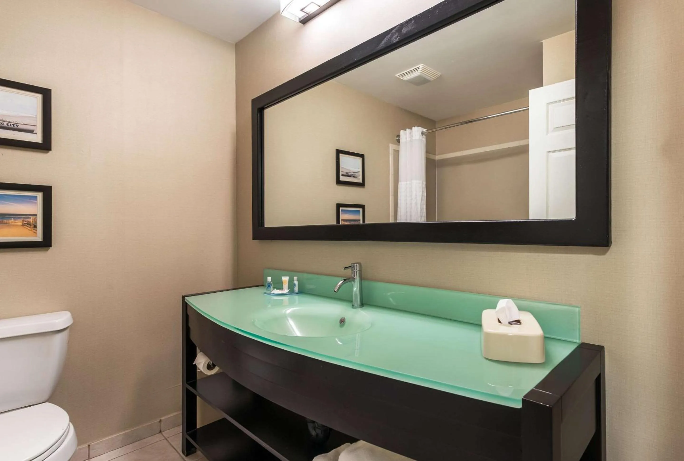 Bathroom in Comfort Suites Atlantic City North