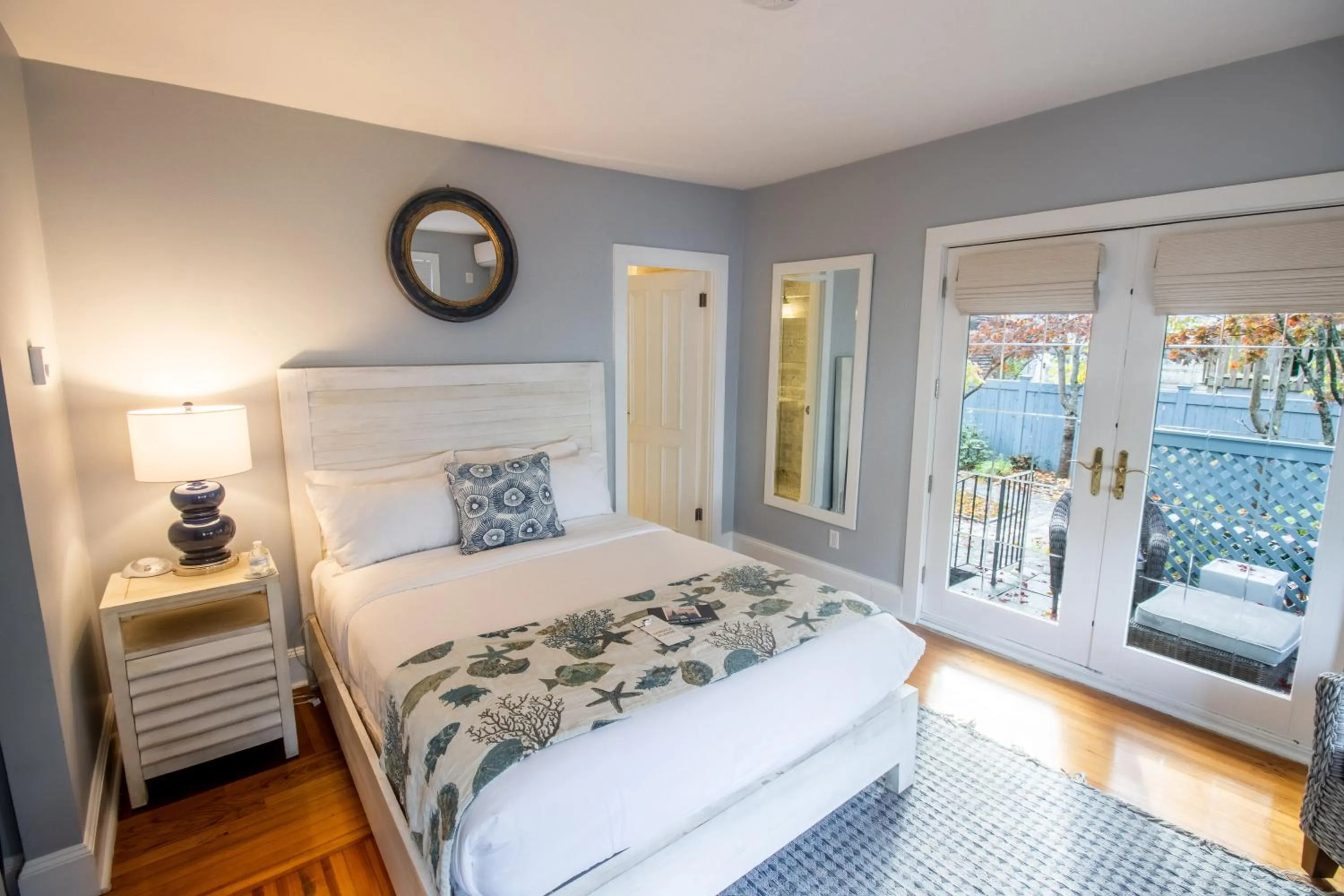Queen Room with Balcony in Town & Tide Inn