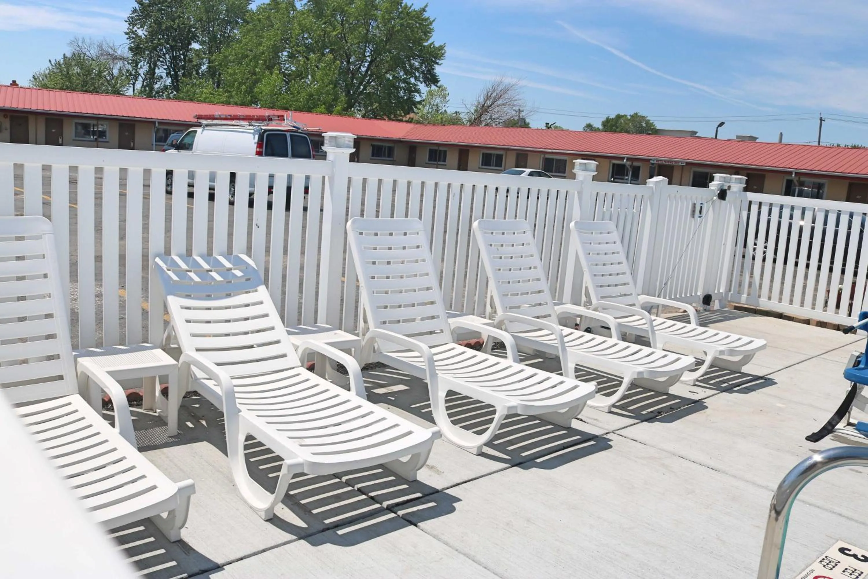 Swimming pool in Budget Host Inn Niagara Falls
