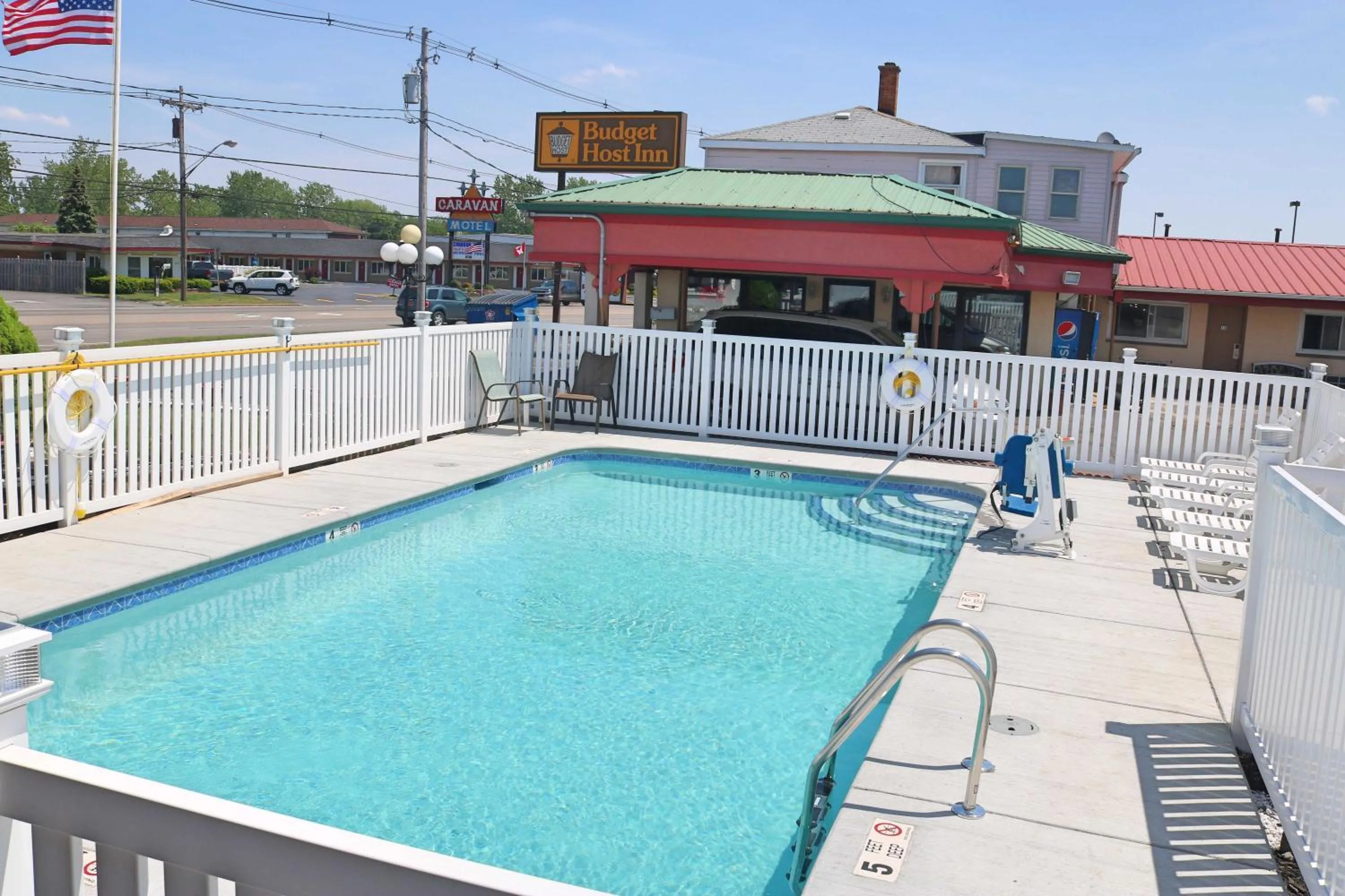 Swimming pool, Pool View in Budget Host Inn Niagara Falls