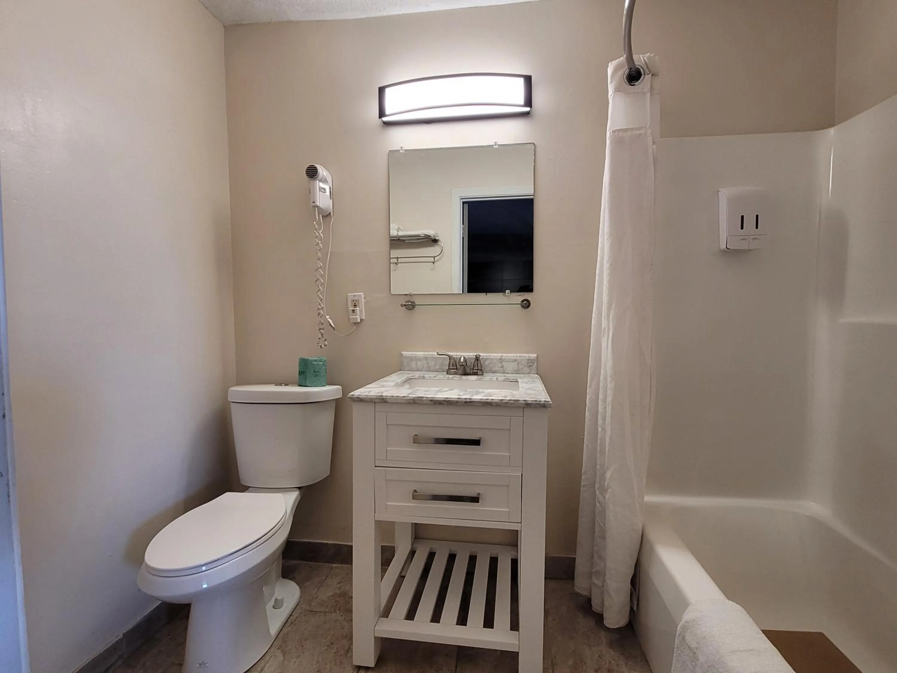 Photo of the whole room, Bathroom in Budget Host Inn Niagara Falls