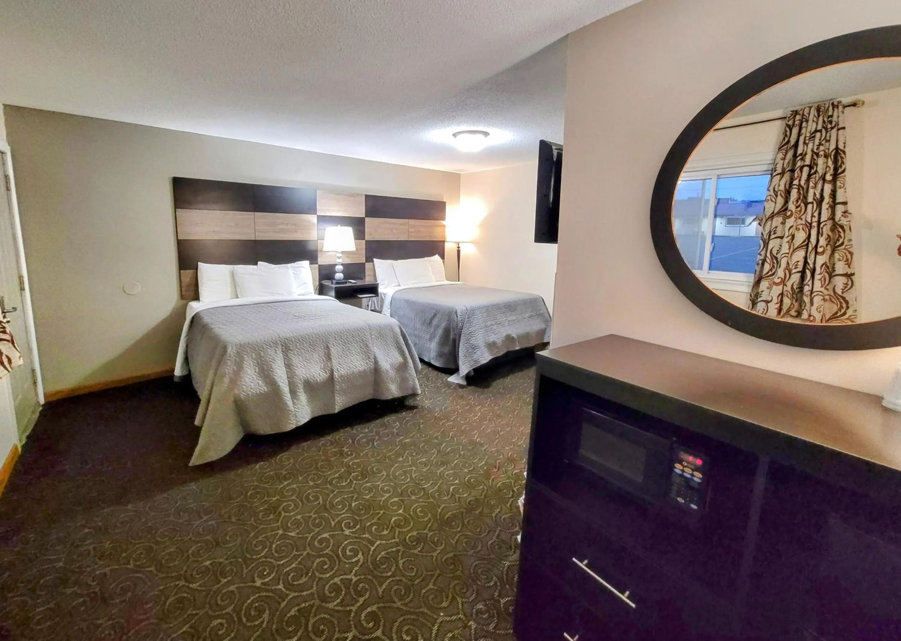 Photo of the whole room, Bed in Budget Host Inn Niagara Falls