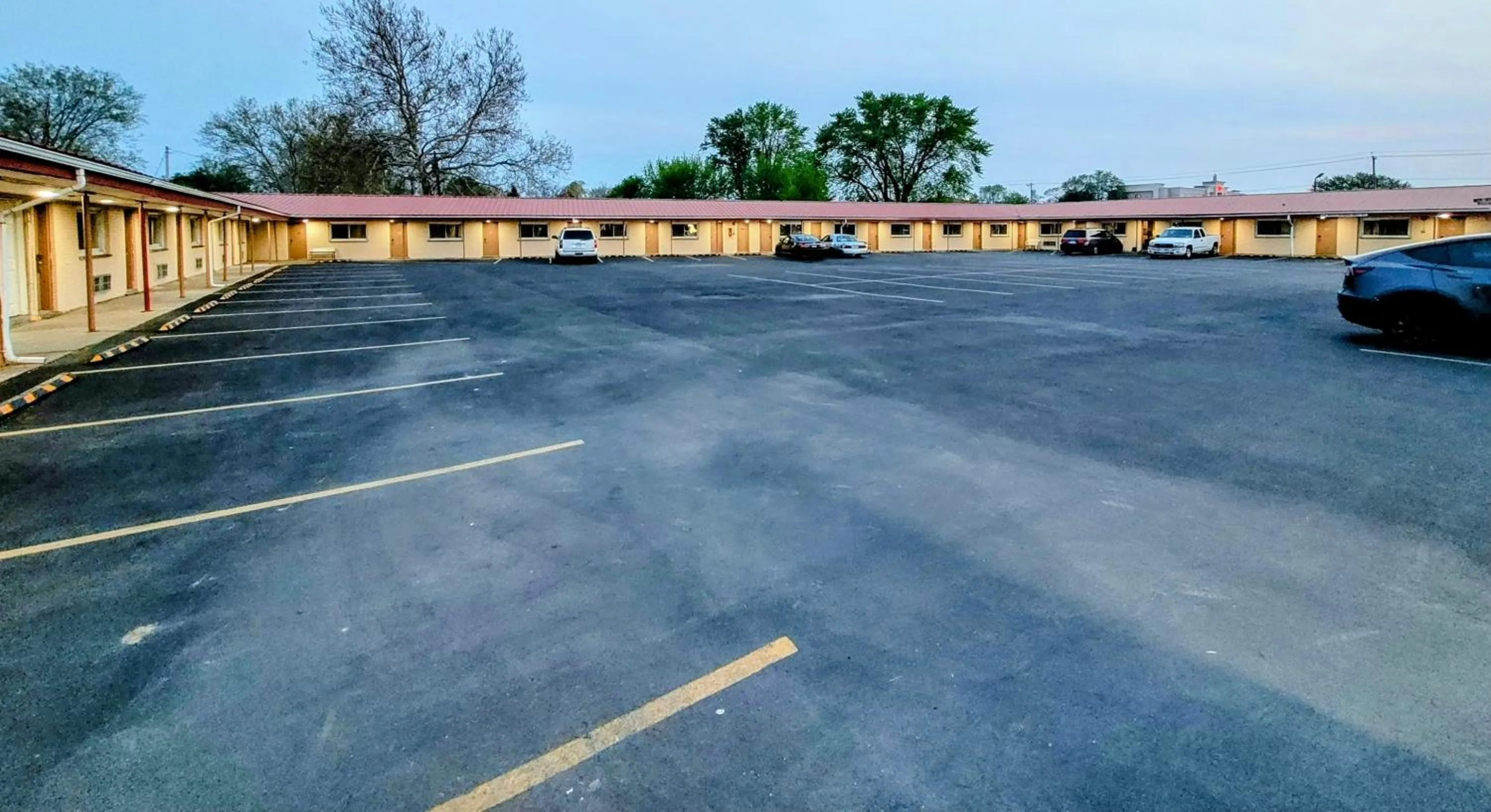 Parking in Budget Host Inn Niagara Falls