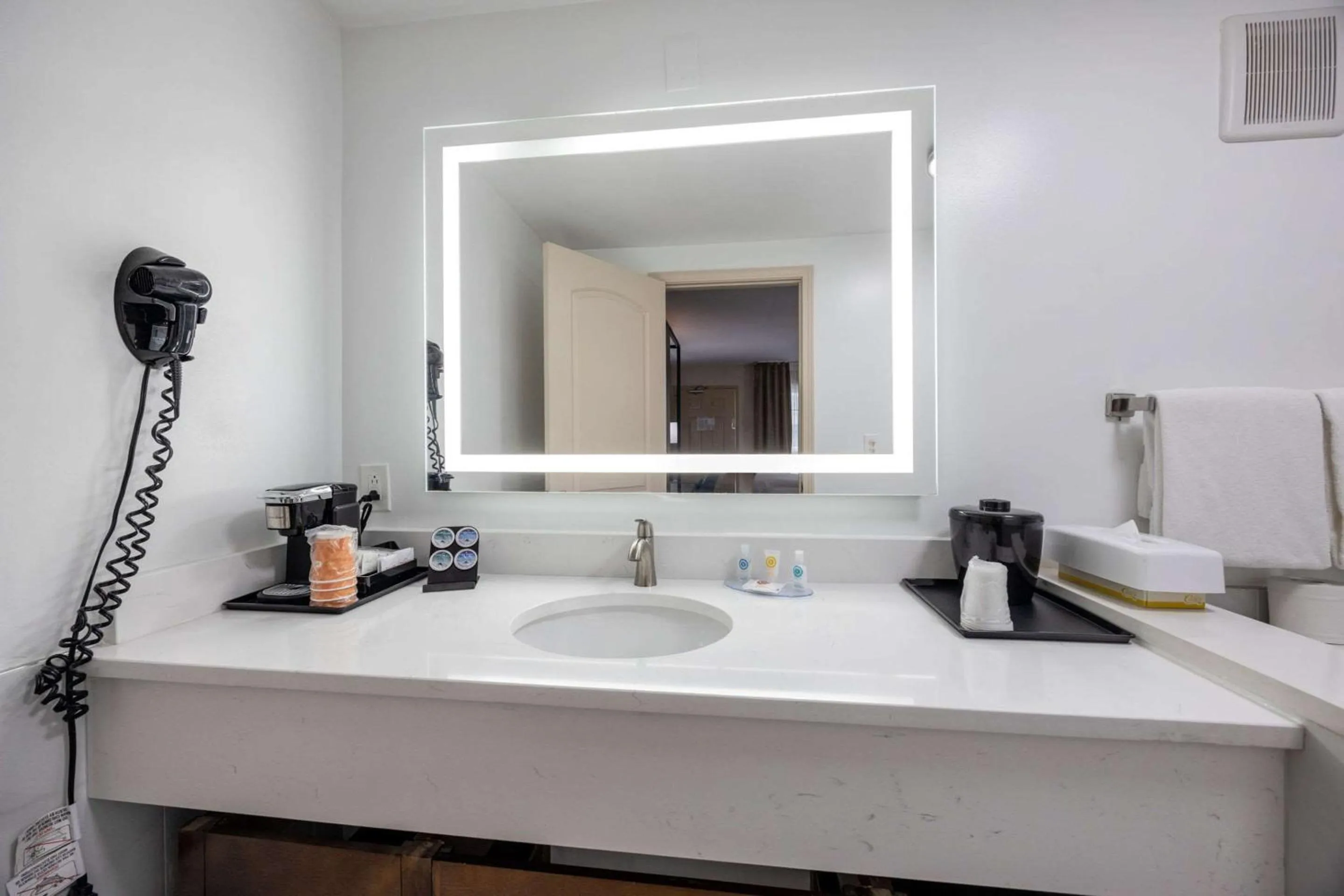 Bedroom in Comfort Inn Downtown Nashville - Music City Center