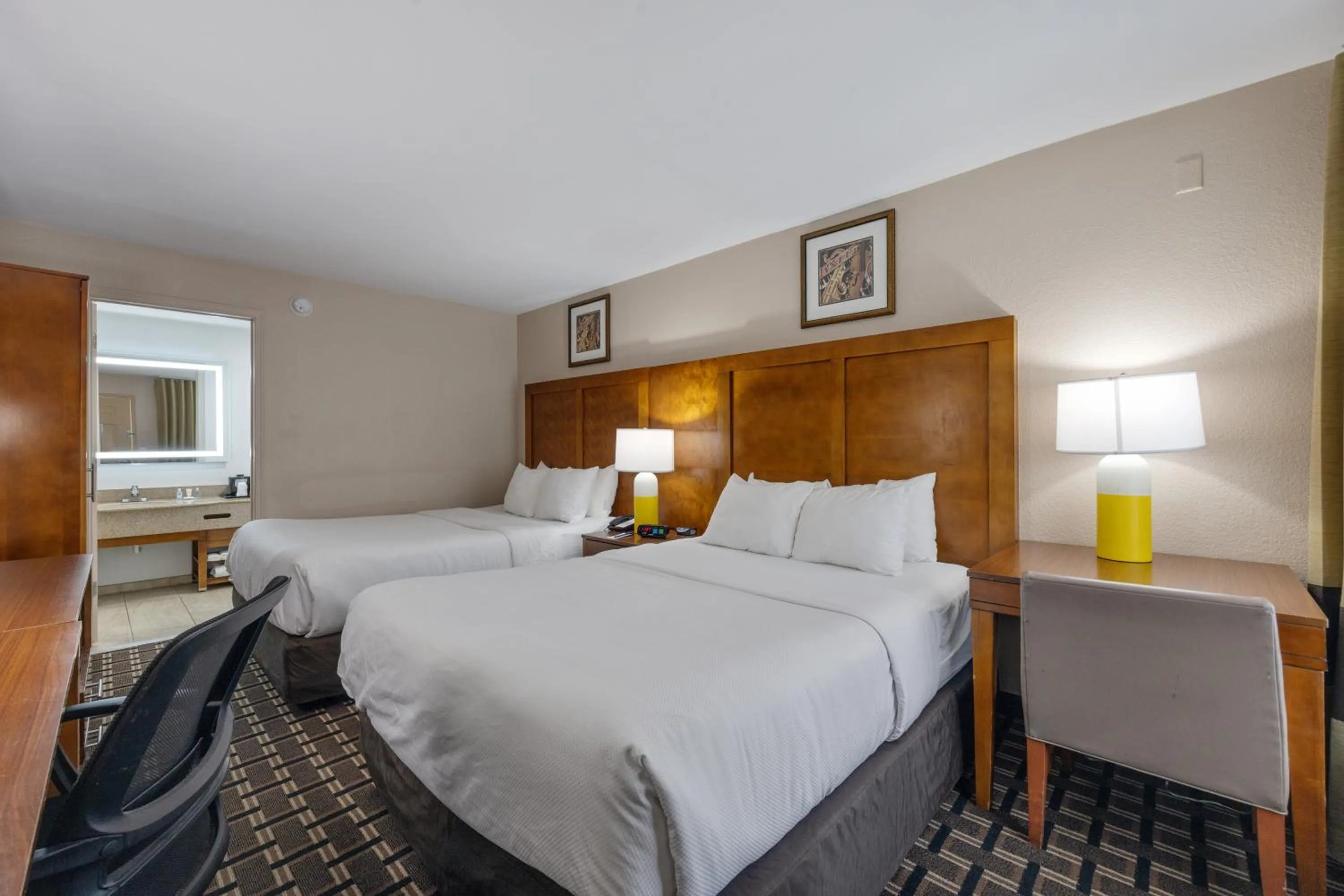 Photo of the whole room, Bed in Comfort Inn Downtown Nashville - Music City Center
