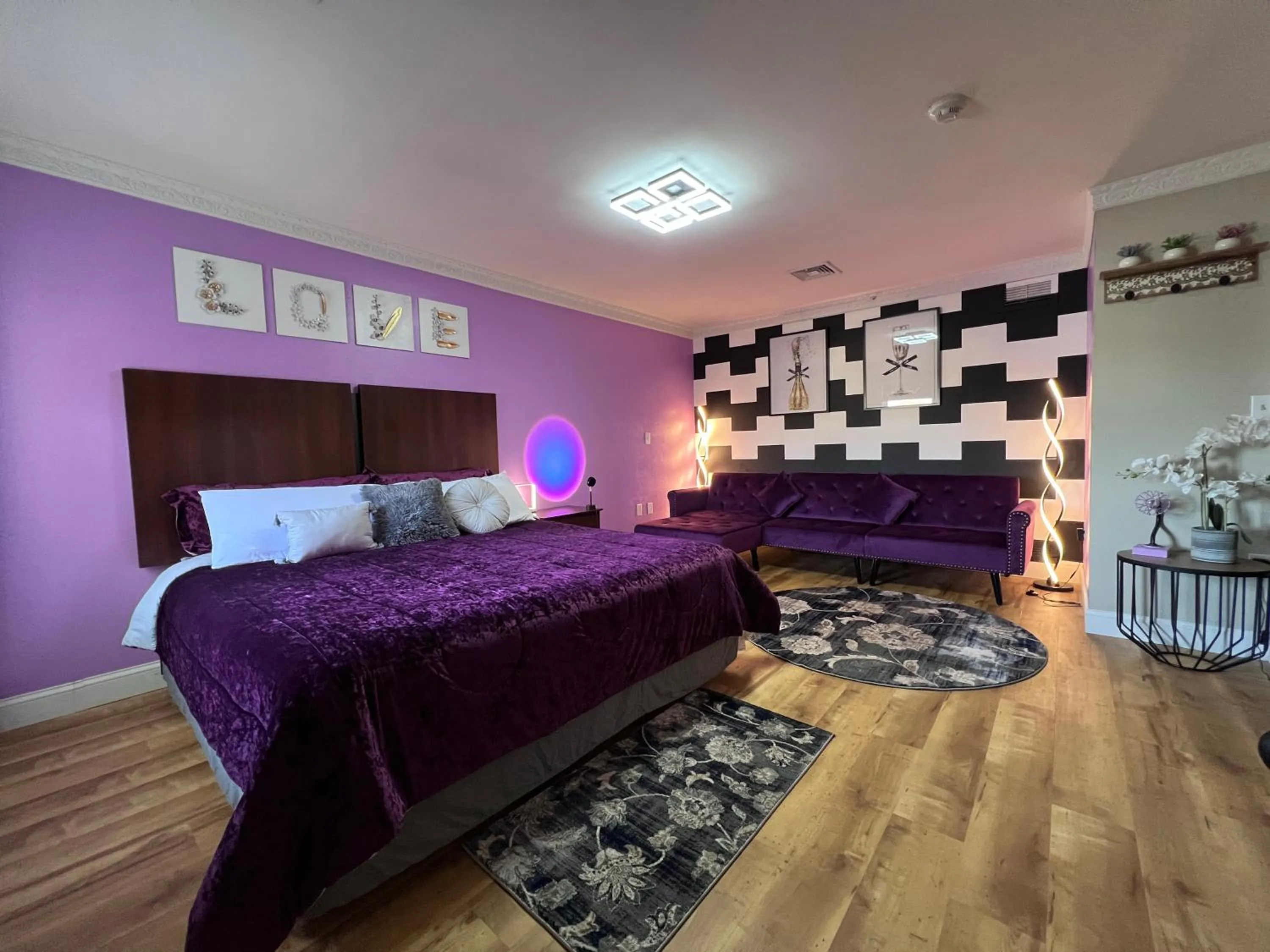 Photo of the whole room, Bed in Orbits Inn