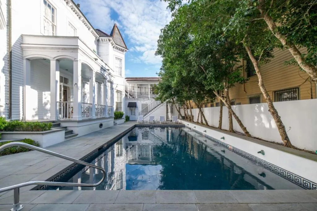Swimming pool in Melrose Mansion