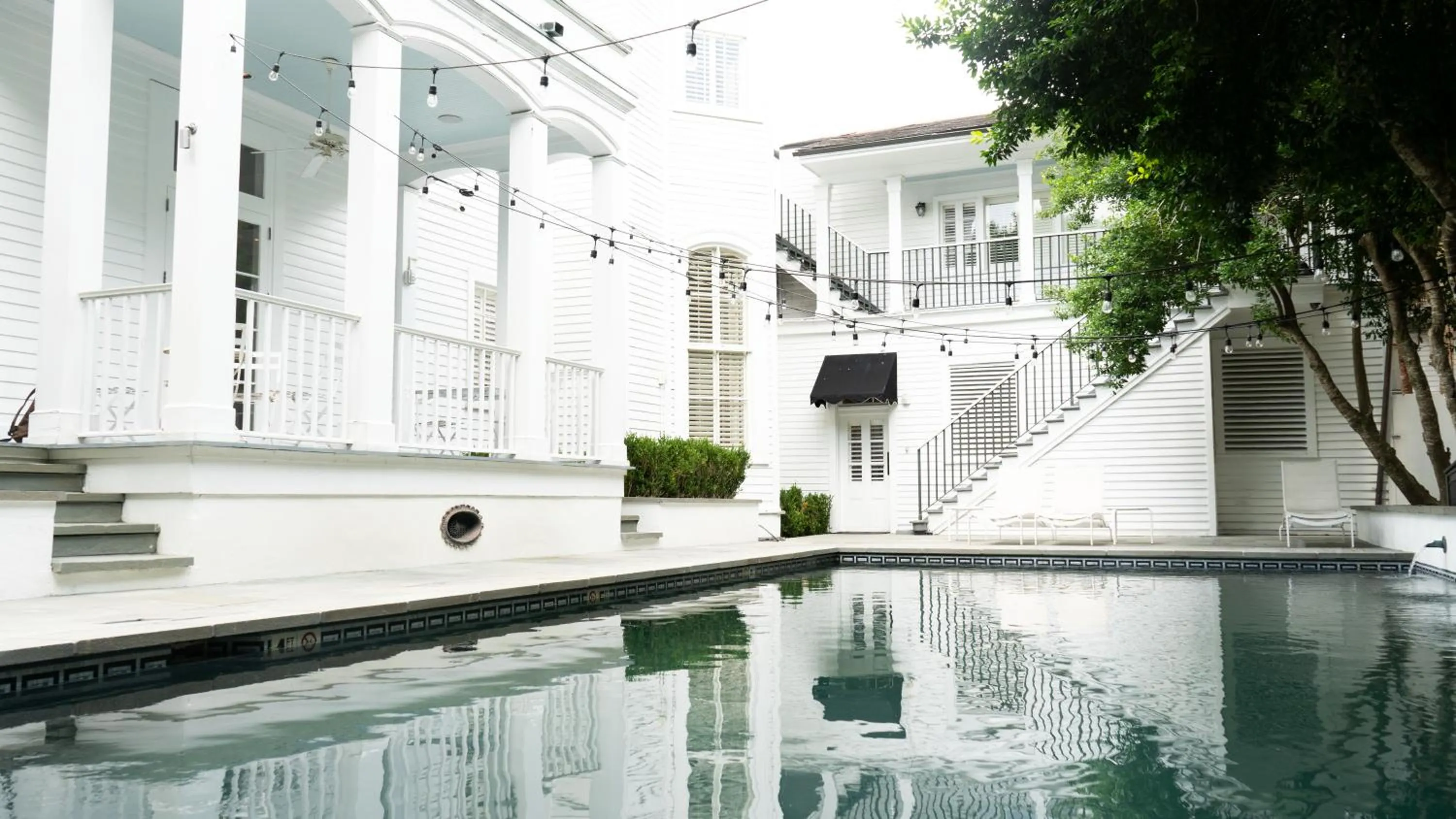 Swimming pool in Melrose Mansion