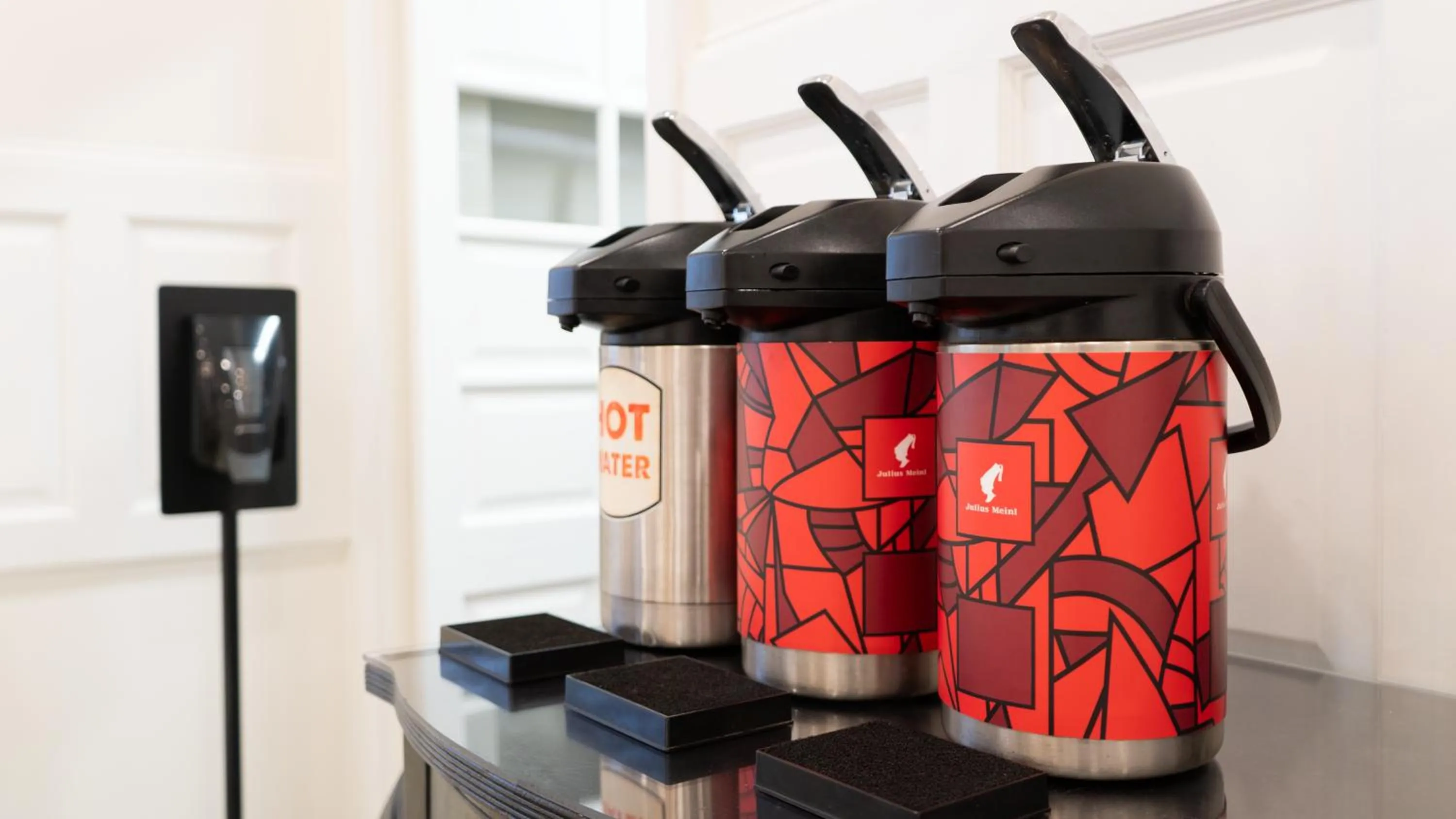 Coffee/tea facilities in Melrose Mansion