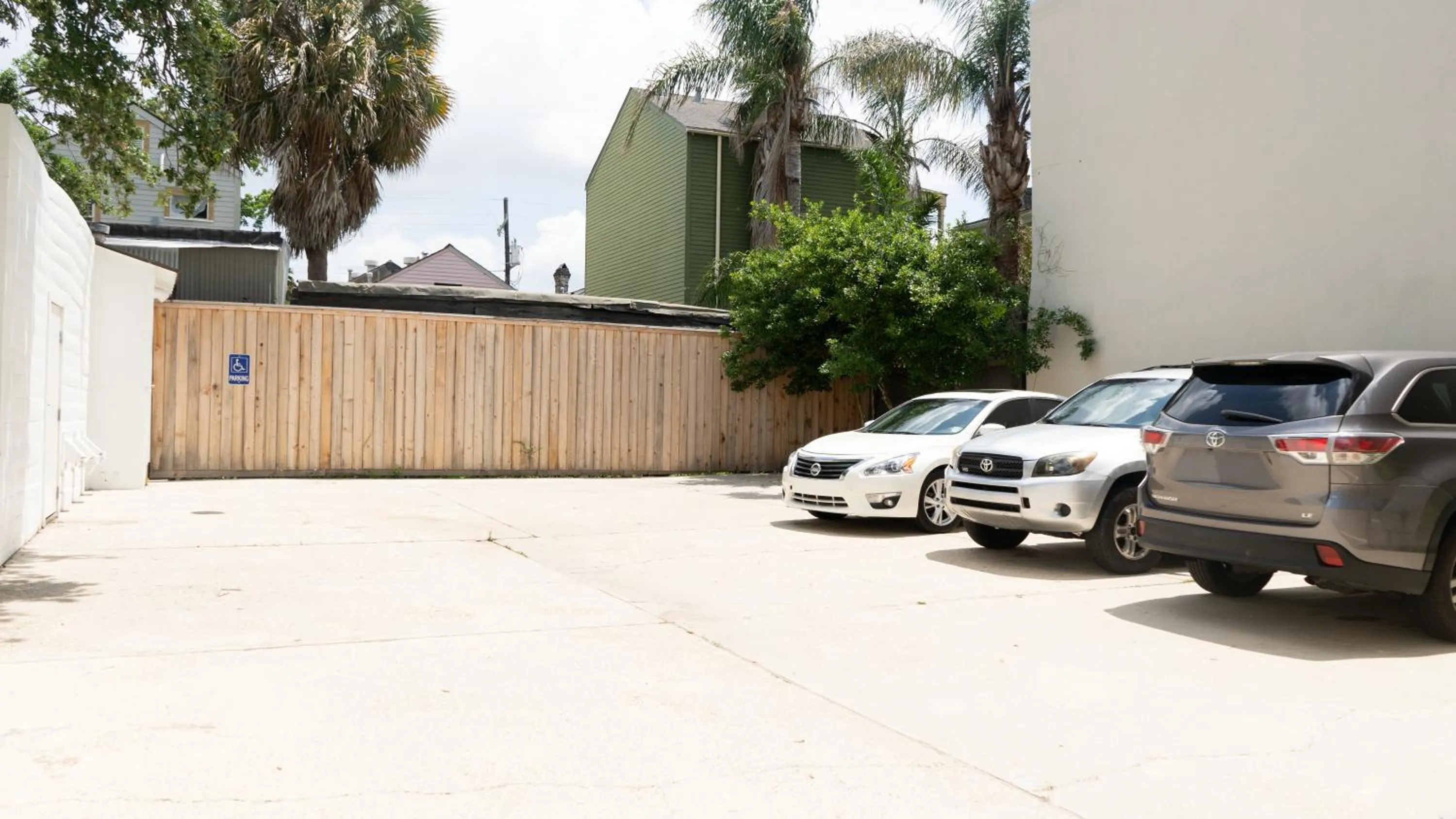 Parking in Melrose Mansion