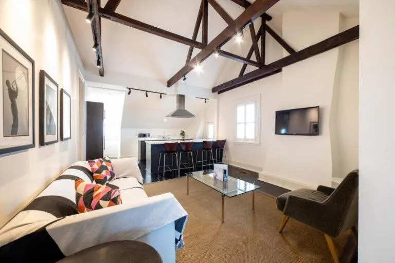 Living room, Bed in Melrose Mansion