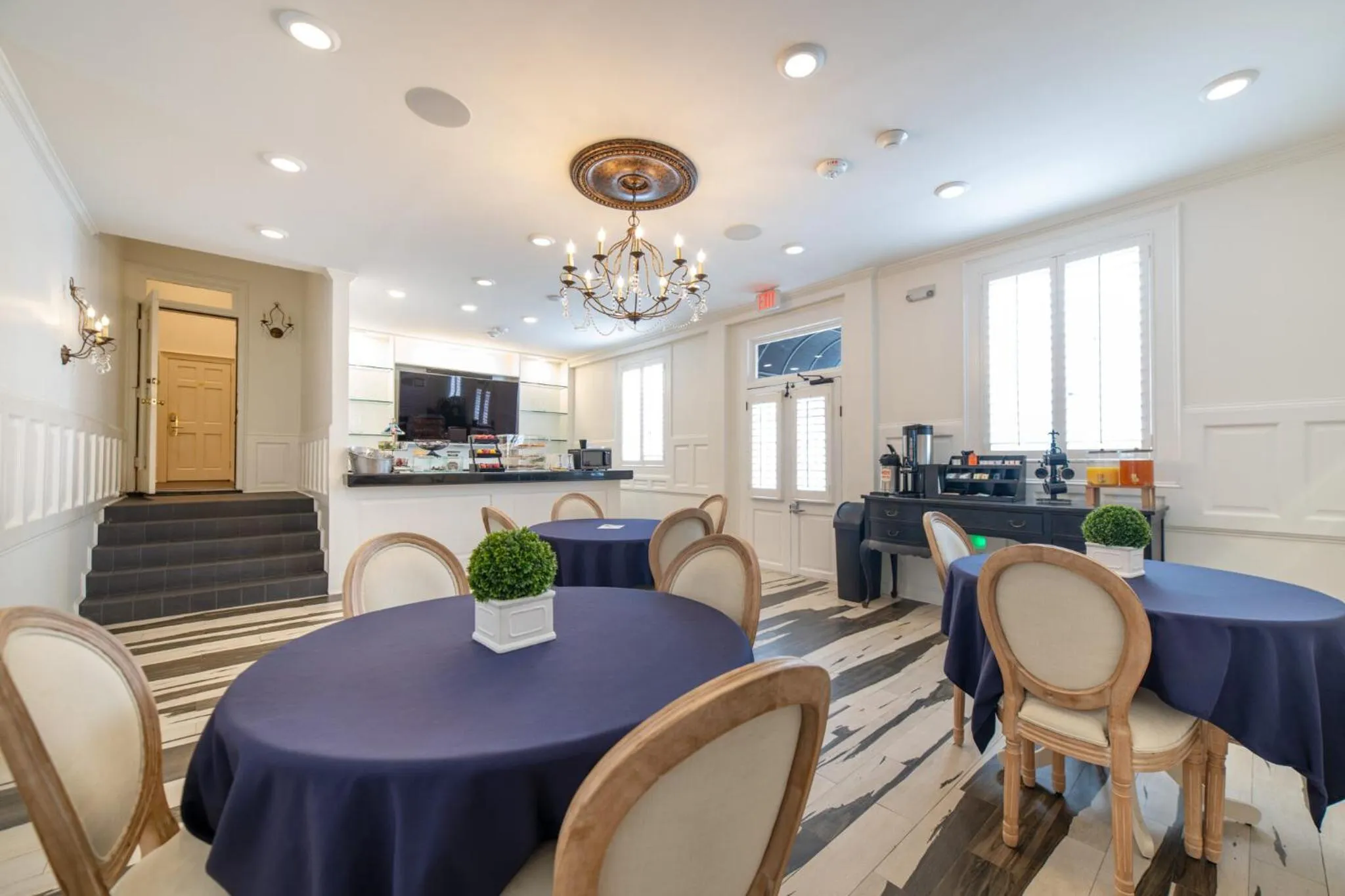 Breakfast in Melrose Mansion