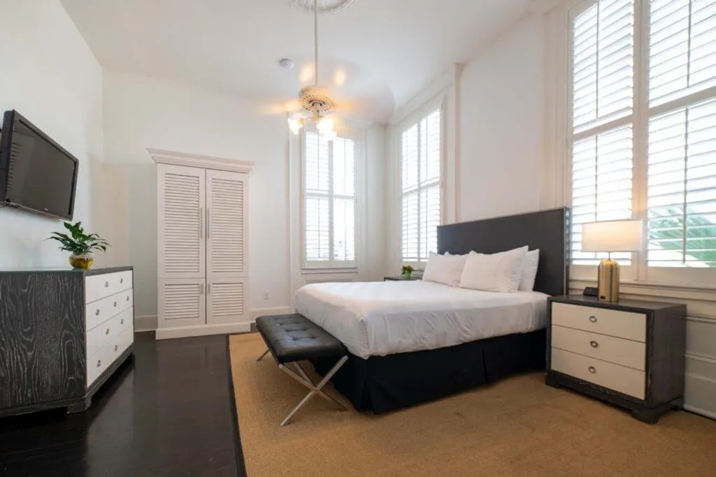 Bedroom, Bed in Melrose Mansion