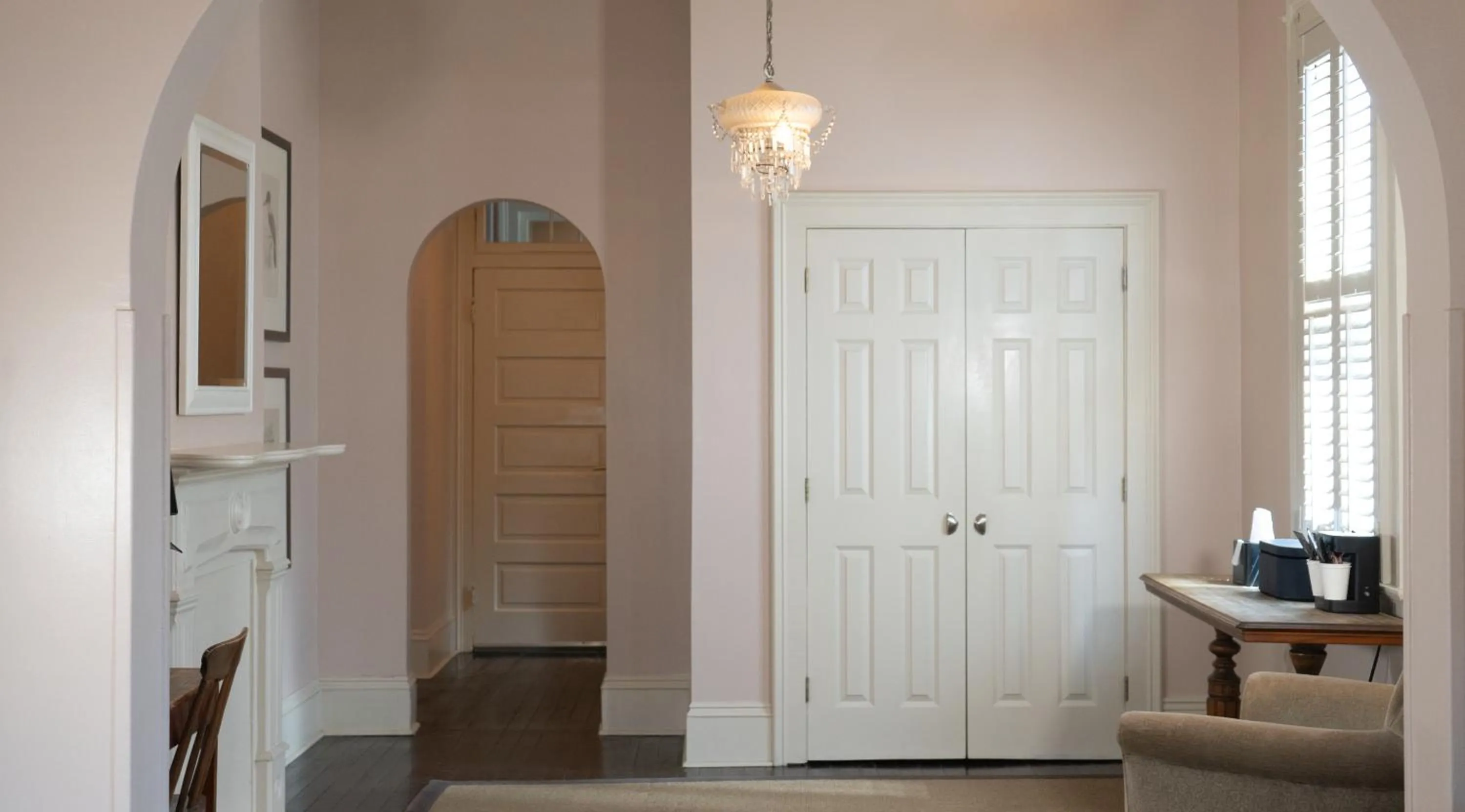 Living room in Melrose Mansion