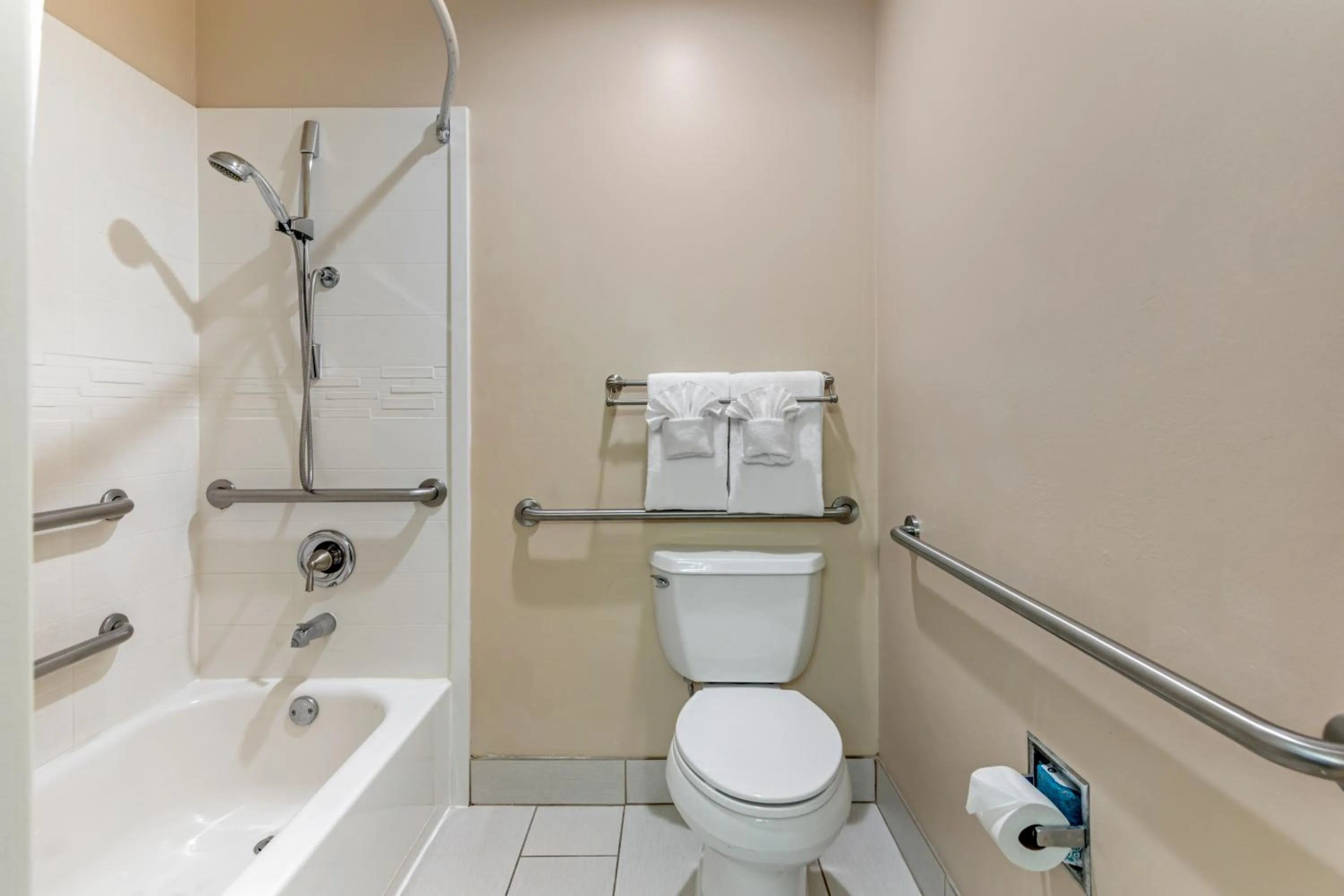 Bathroom in Quality Inn & Suites Anaheim Maingate