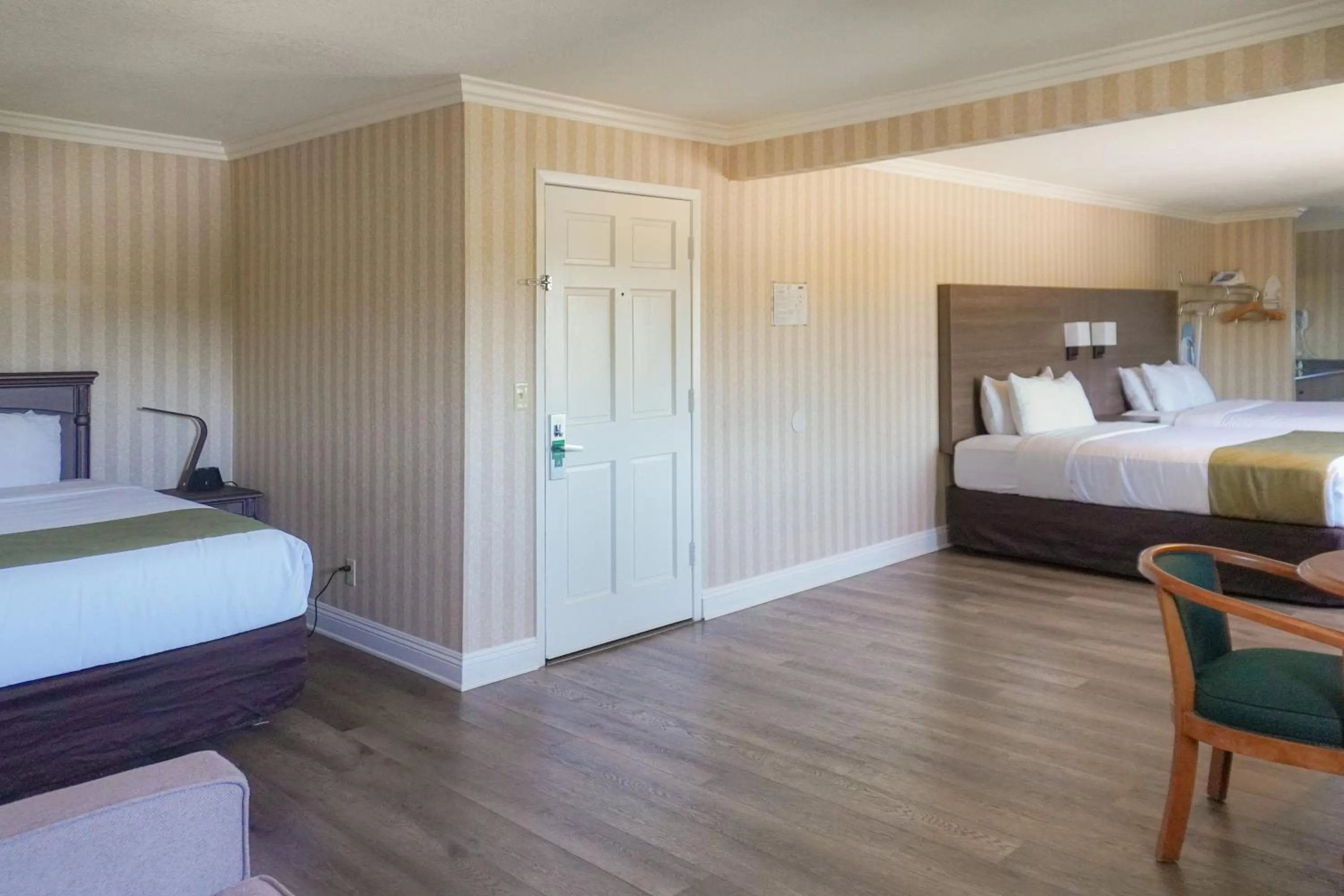 Photo of the whole room, Bed in Quality Inn & Suites Anaheim Maingate