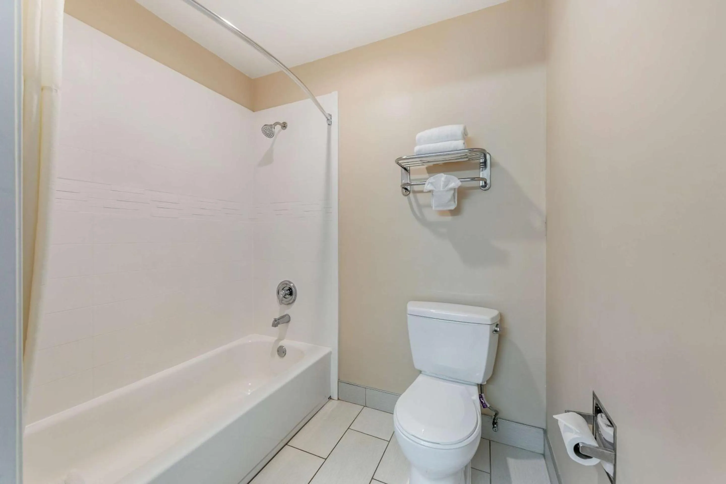 Bedroom in Quality Inn & Suites Anaheim Maingate