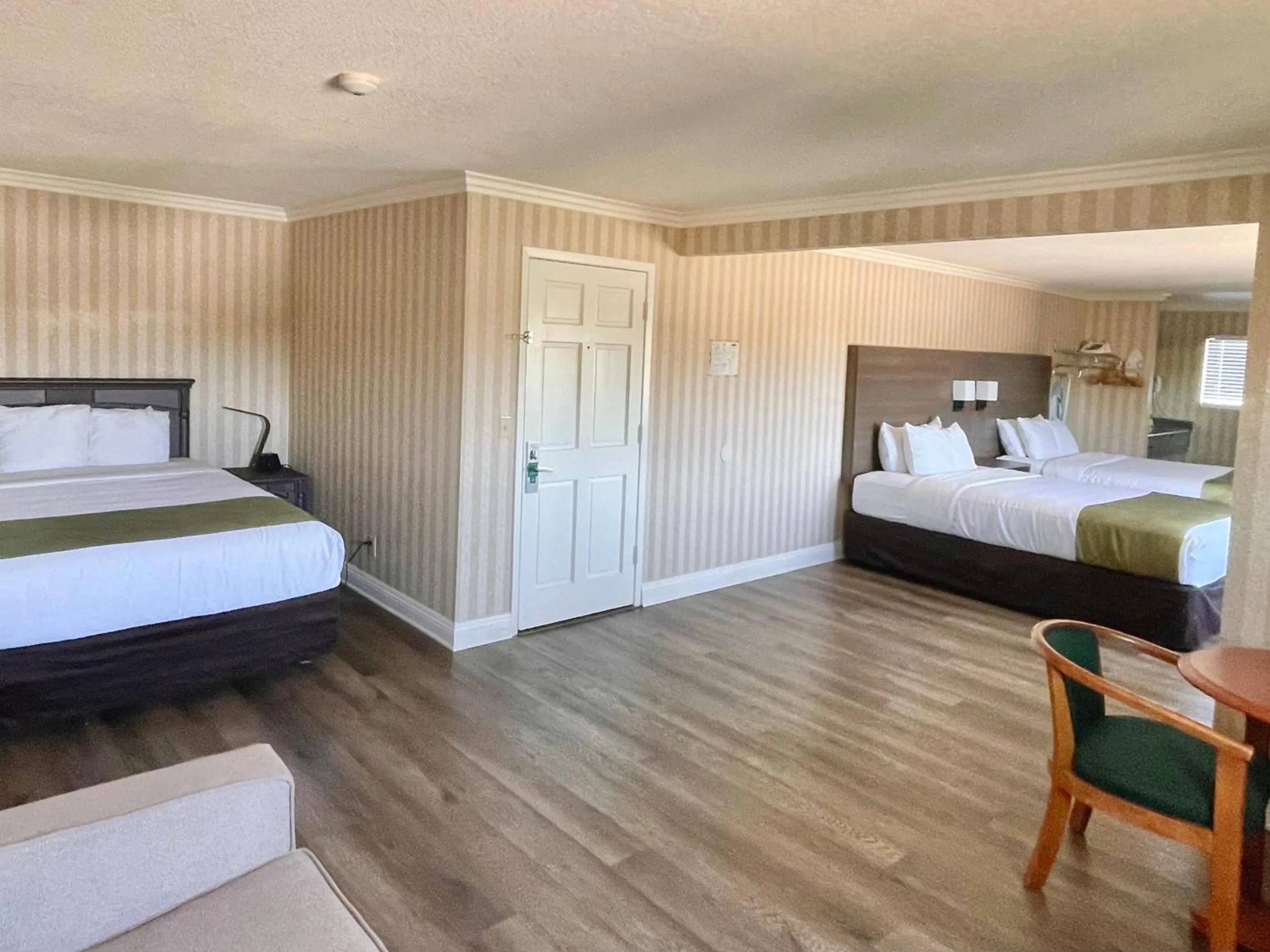 Photo of the whole room, Bed in Quality Inn & Suites Anaheim Maingate