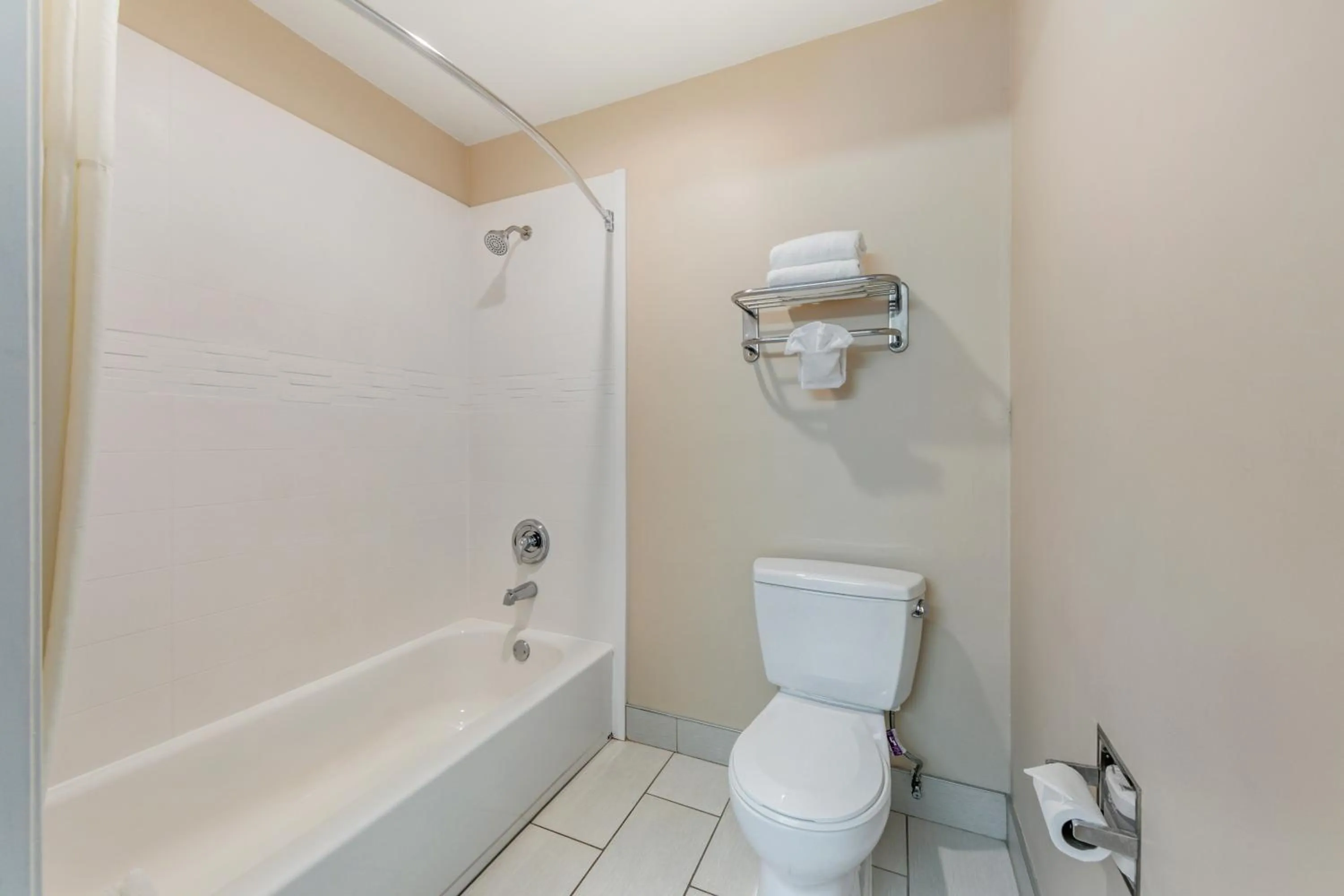 Shower in Quality Inn & Suites Anaheim Maingate