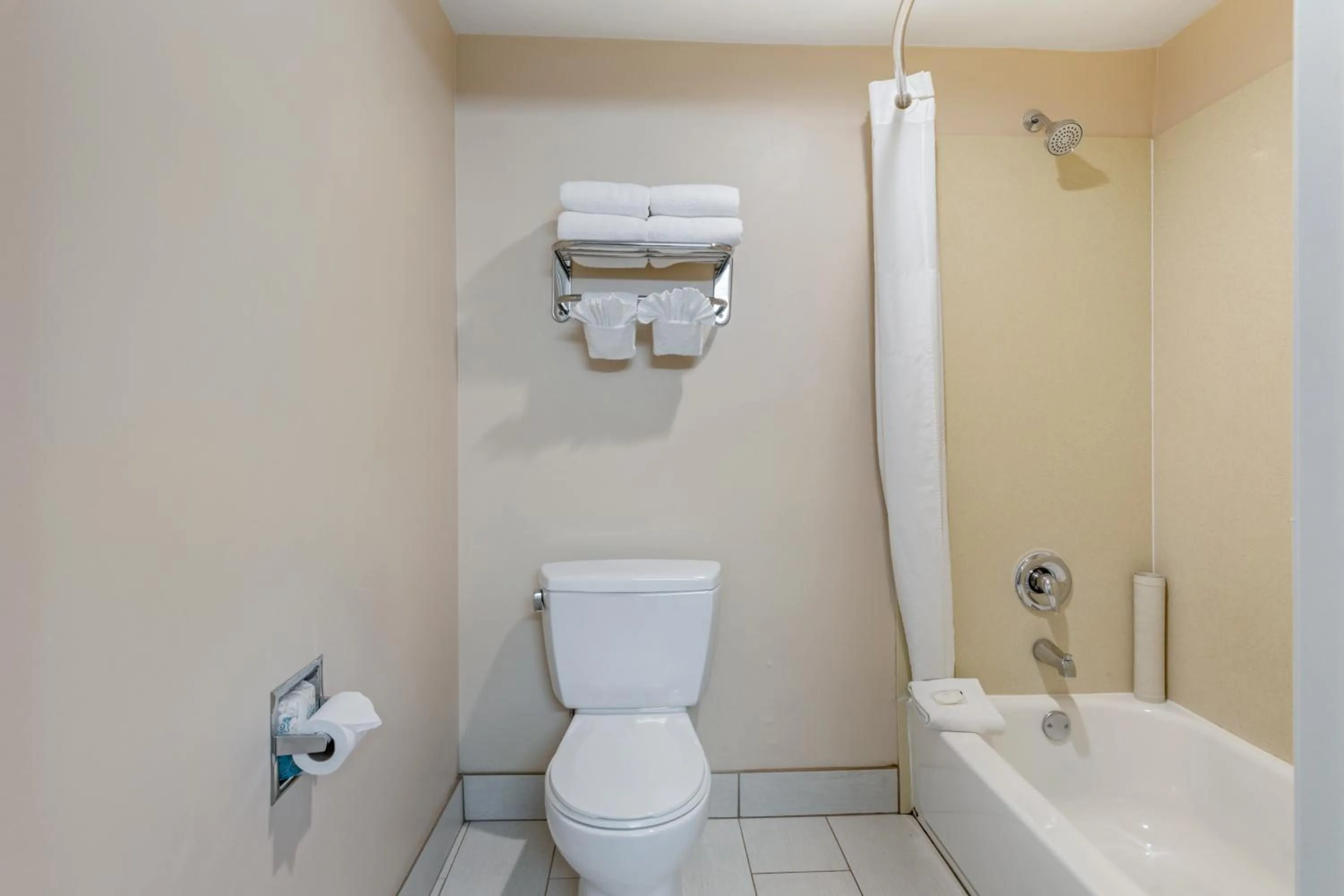 Bathroom in Quality Inn & Suites Anaheim Maingate