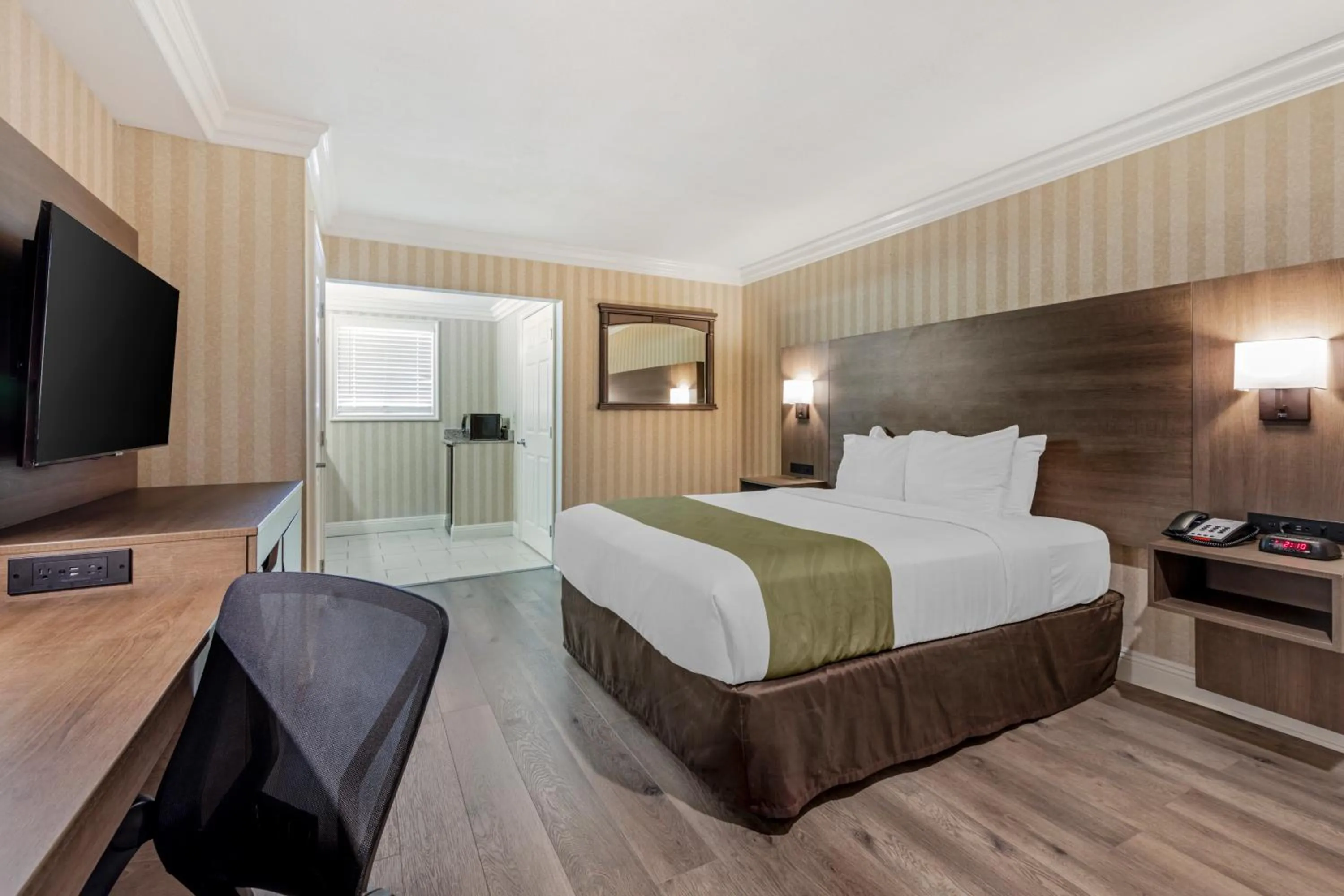 Bedroom, Bed in Quality Inn & Suites Anaheim Maingate