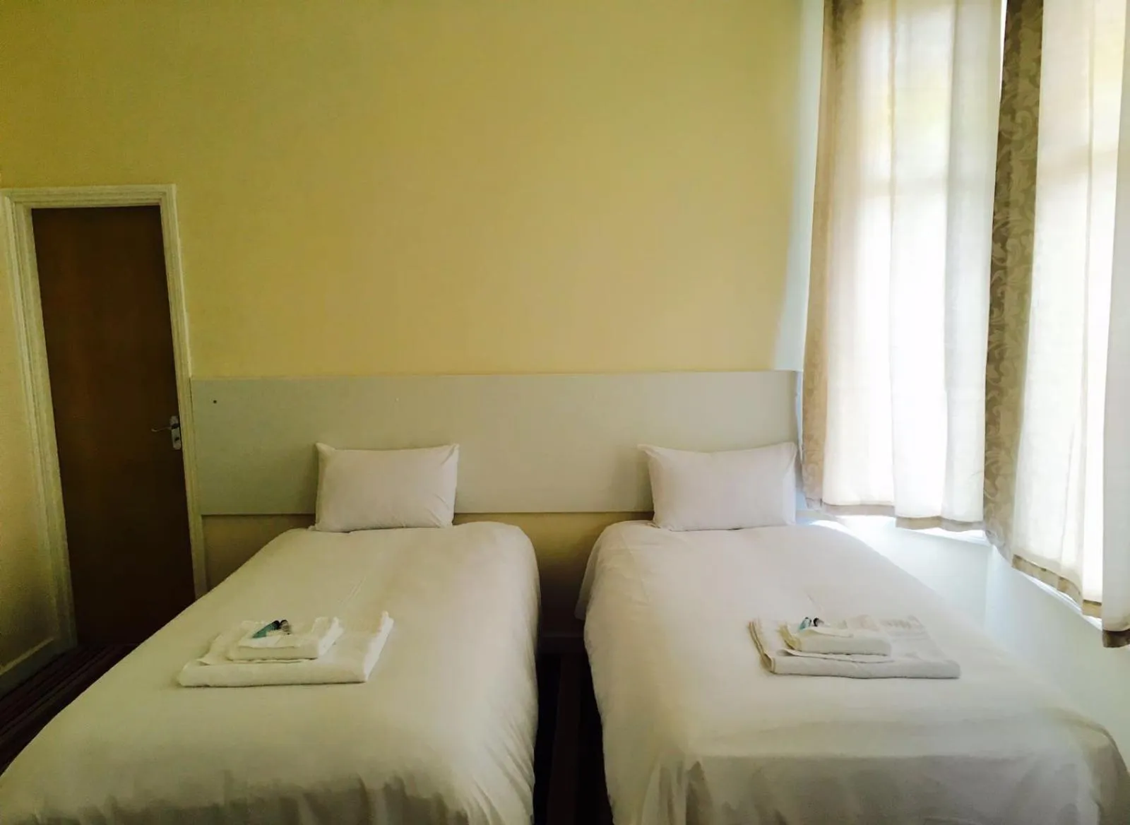 Day, Bed in The Tudor House Hotel