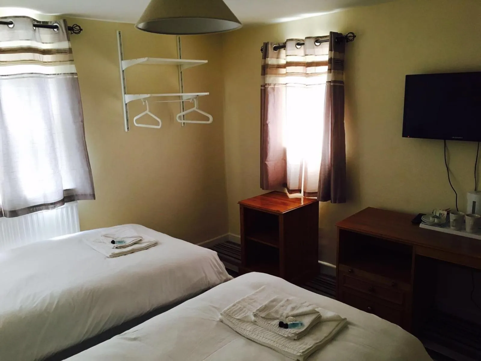 Day, Bed in The Tudor House Hotel