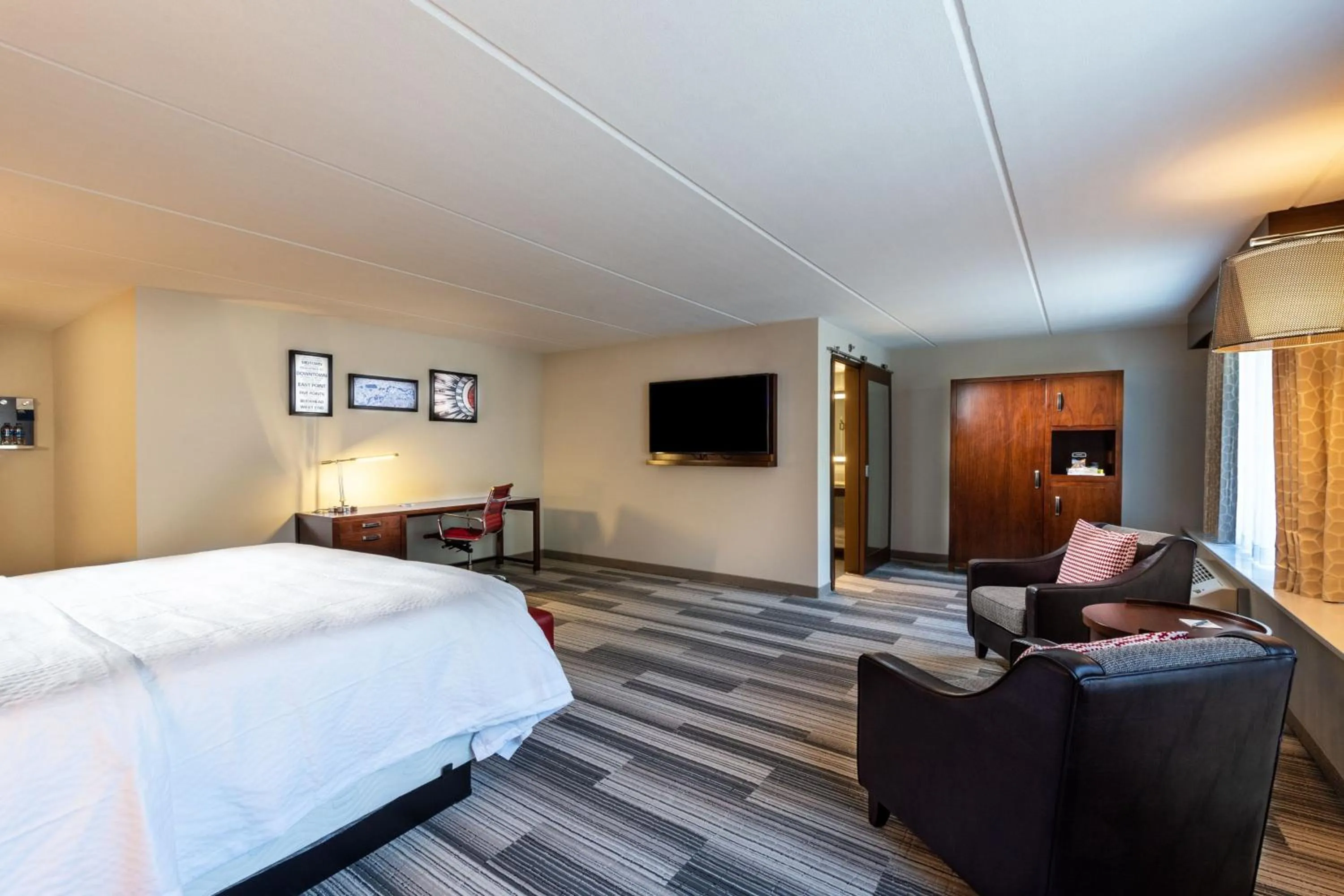 Photo of the whole room, Bed in Four Points by Sheraton Atlanta Airport West