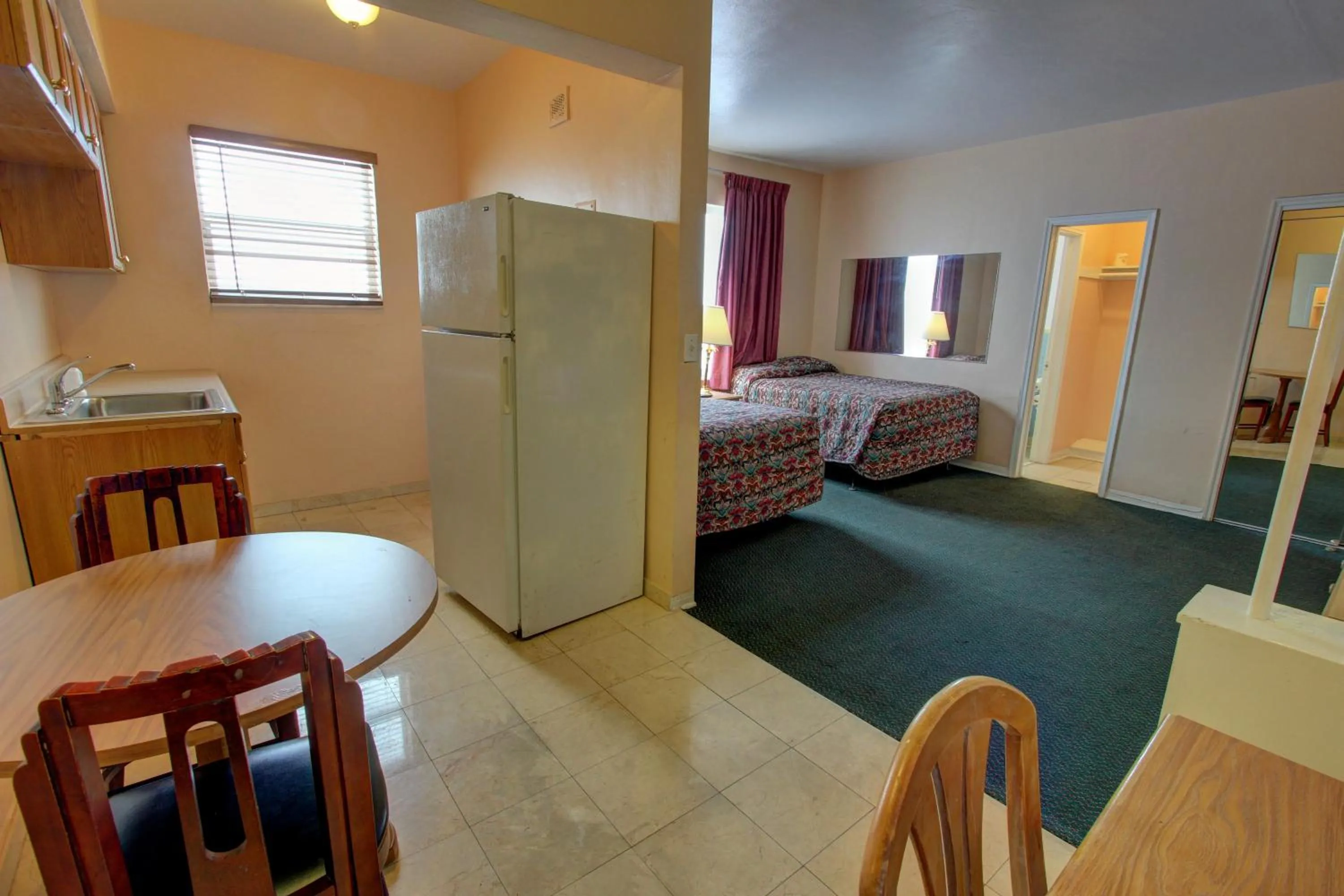 Dining area, Bed in Geneva Hotel