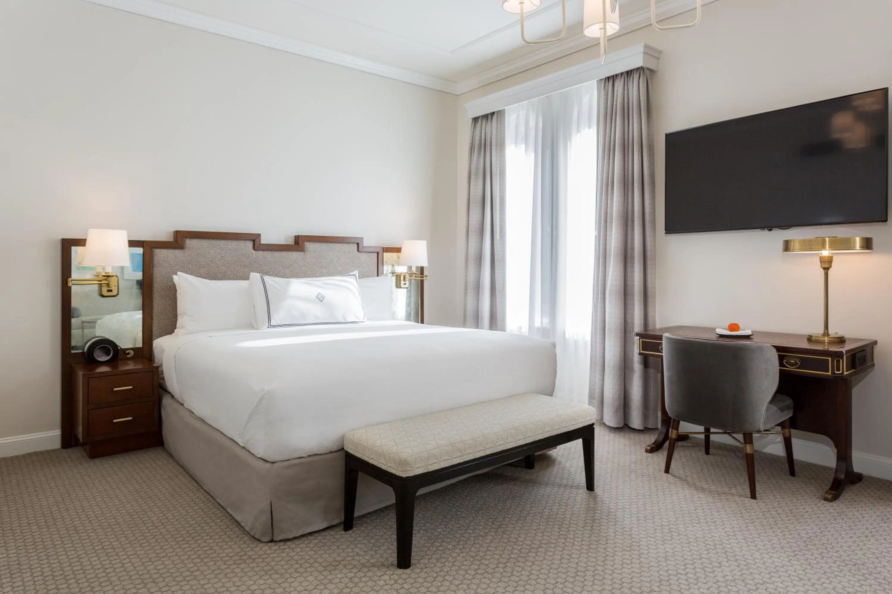 Photo of the whole room, Bed in The Lancaster Hotel