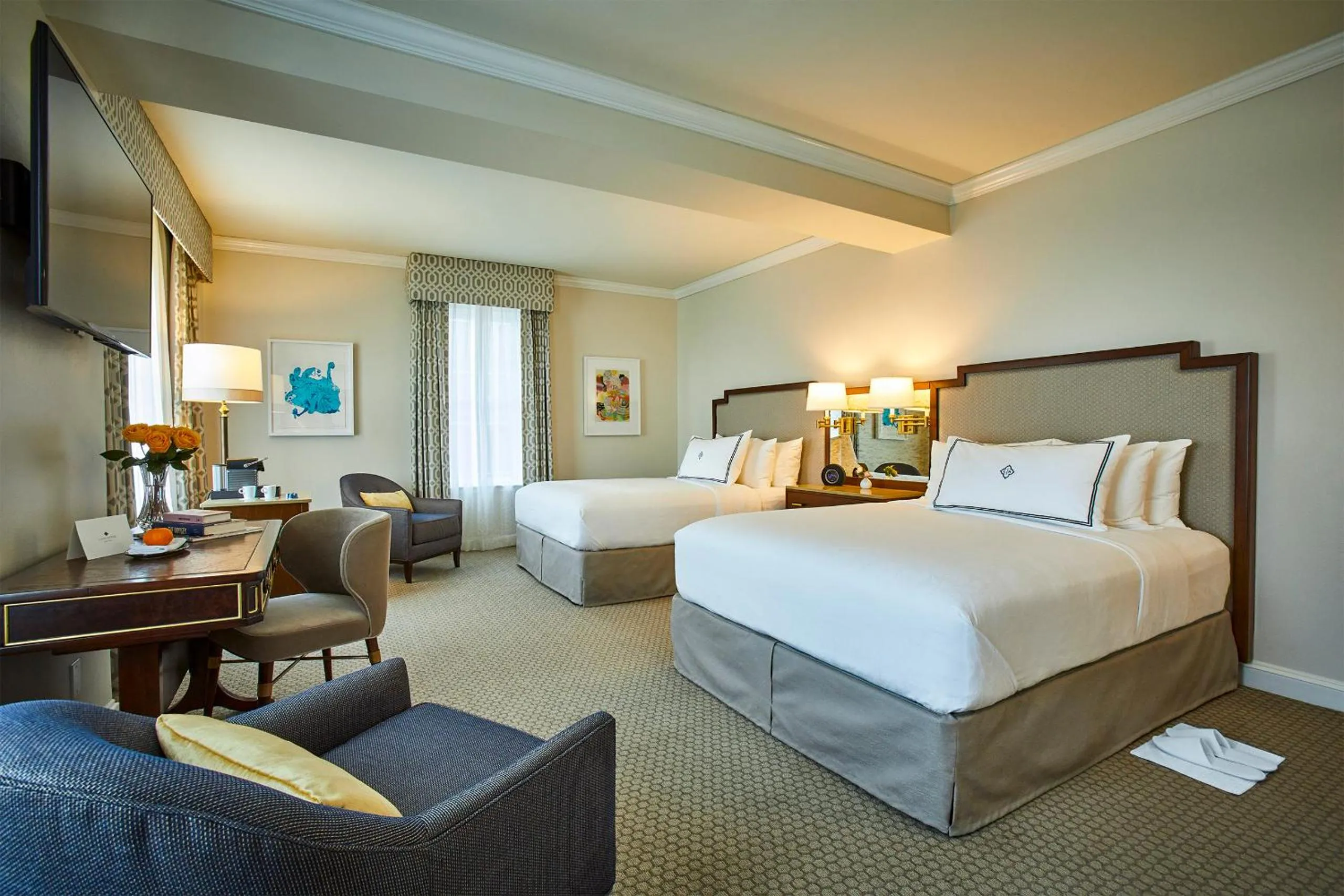 Photo of the whole room, Bed in The Lancaster Hotel