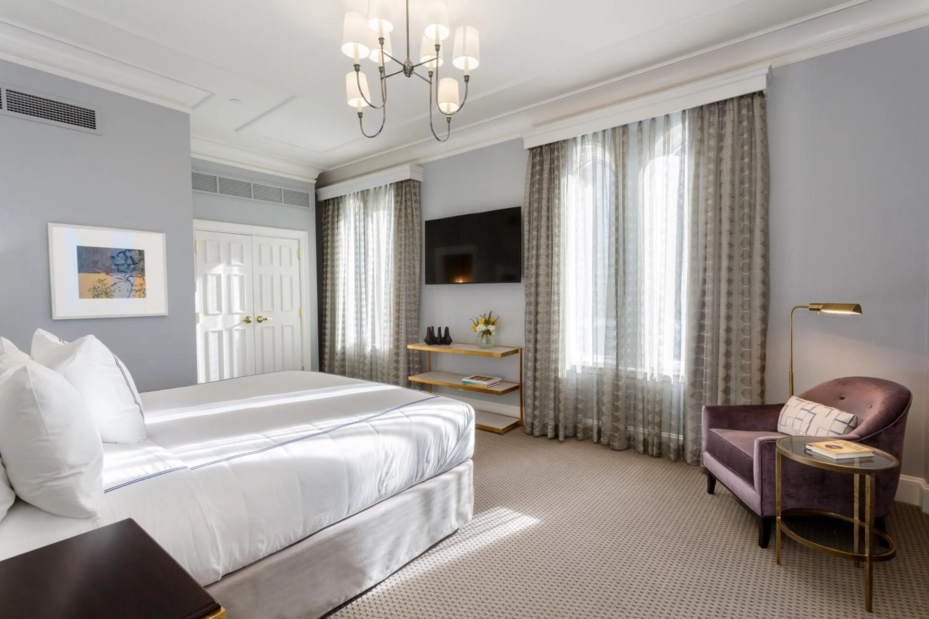 Photo of the whole room, Bed in The Lancaster Hotel