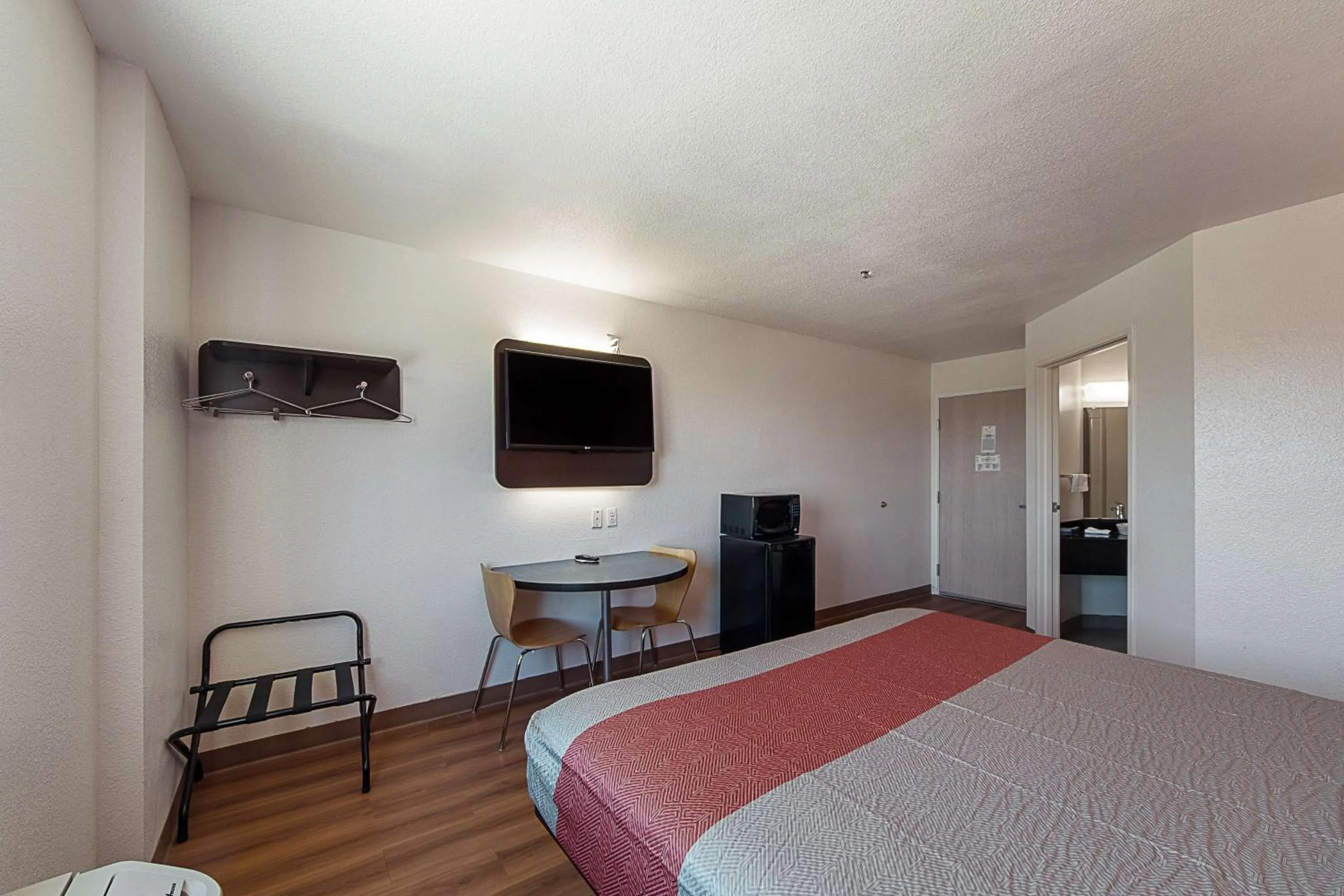 Photo of the whole room, Bed in Motel 6-San Antonio, TX - Downtown - Alamo Dome