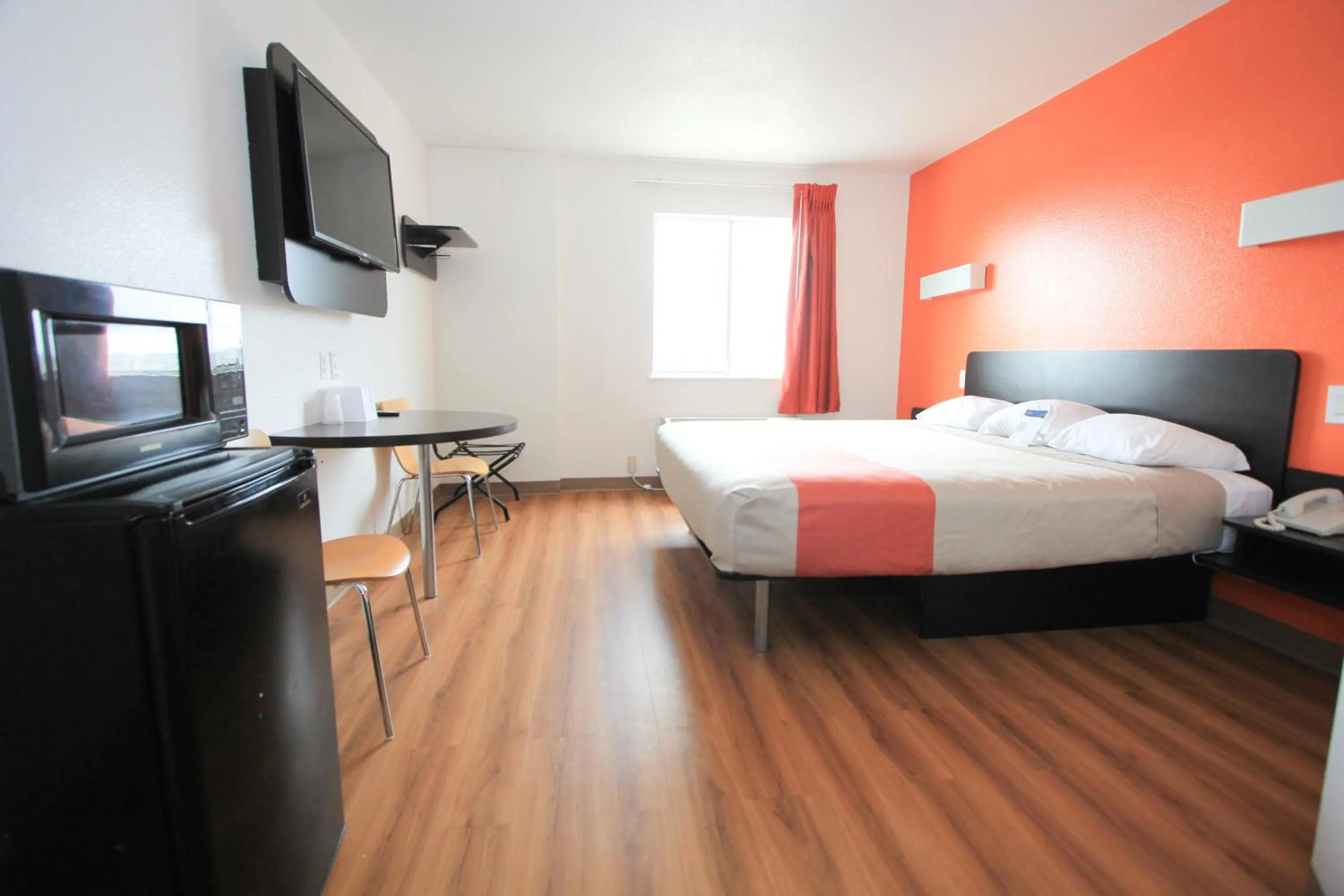 Bedroom, Bed in Motel 6-San Antonio, TX - Downtown - Alamo Dome