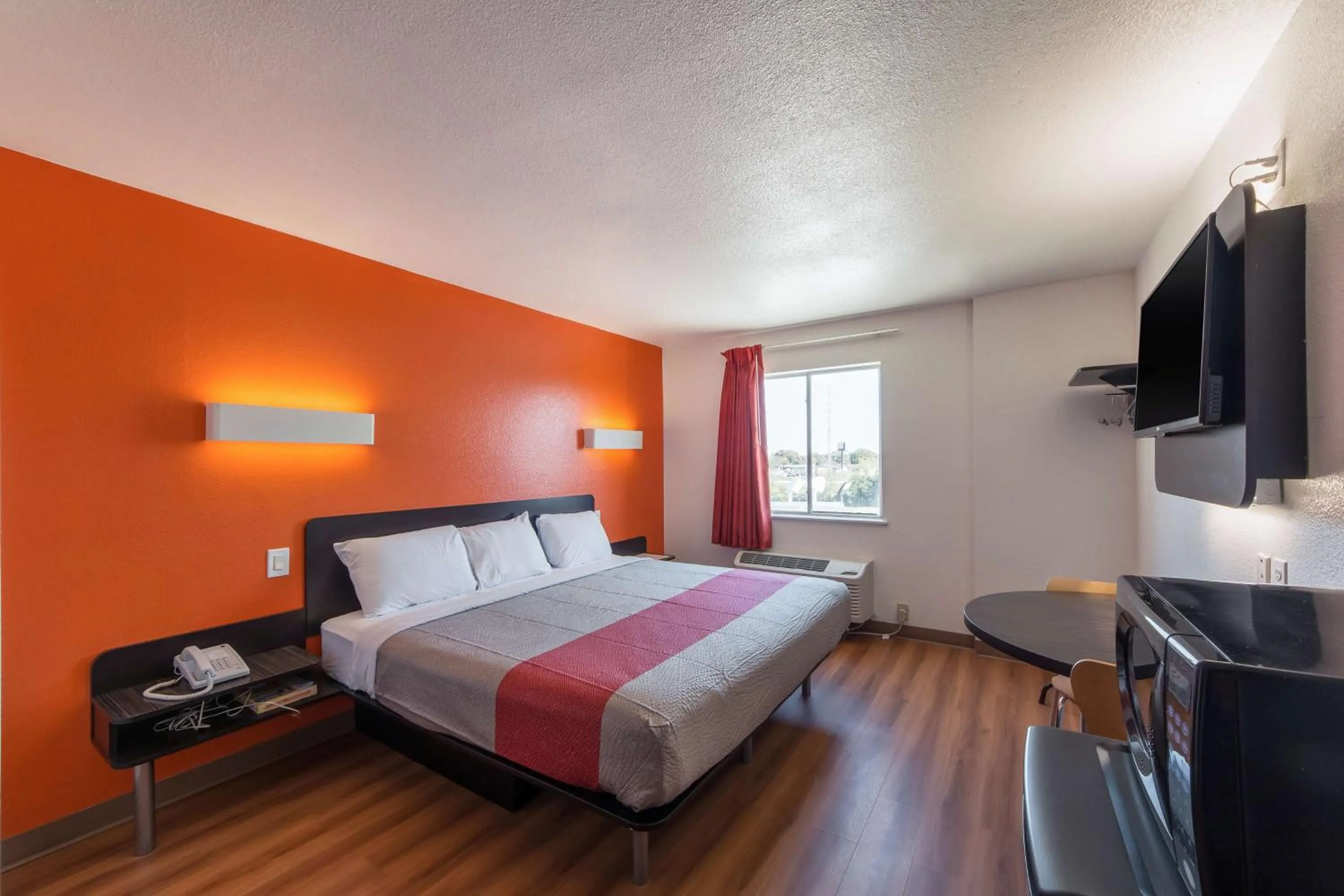 Photo of the whole room, Bed in Motel 6-San Antonio, TX - Downtown - Alamo Dome