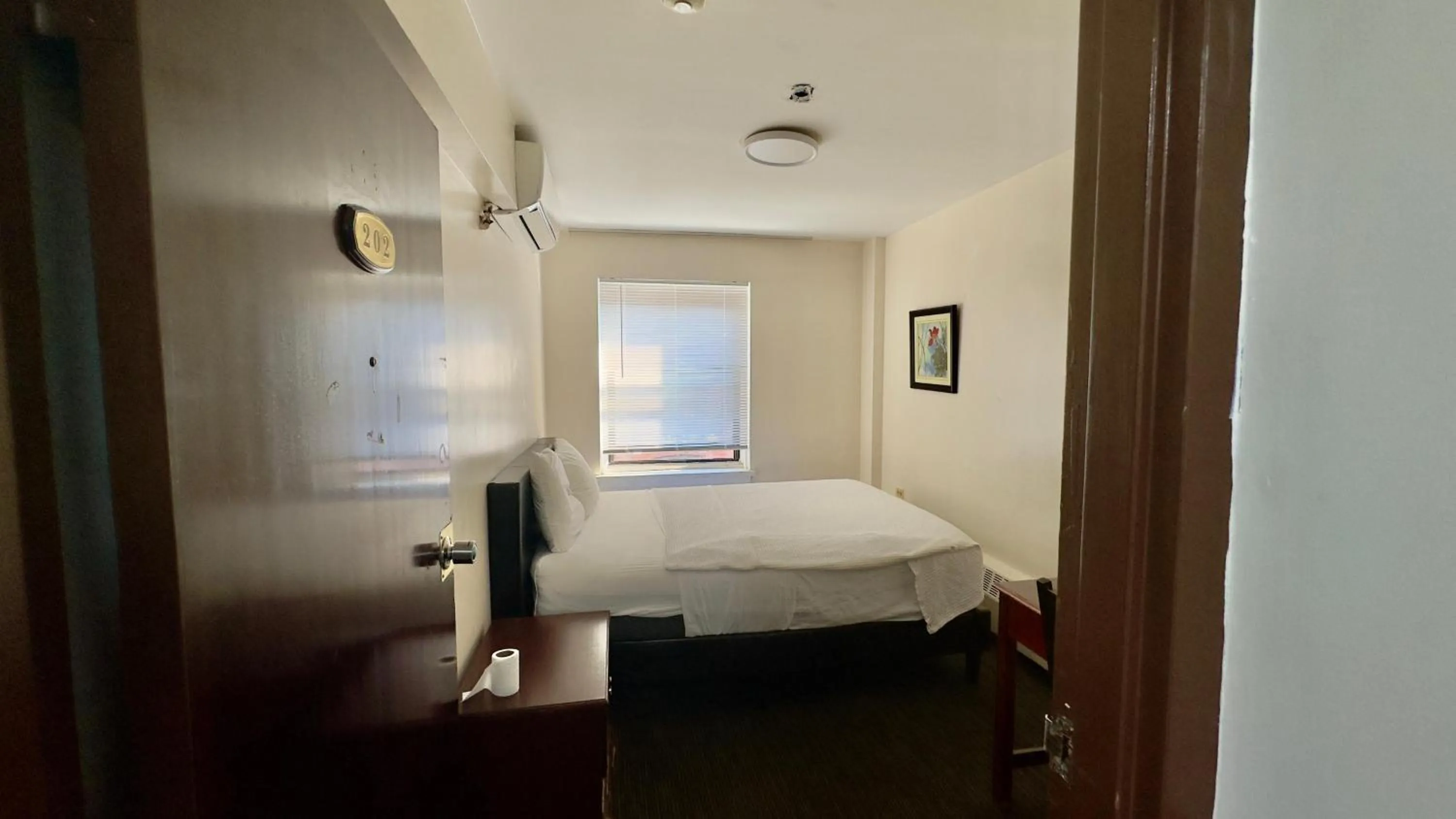 Bed in Chinatown Hotel Chicago