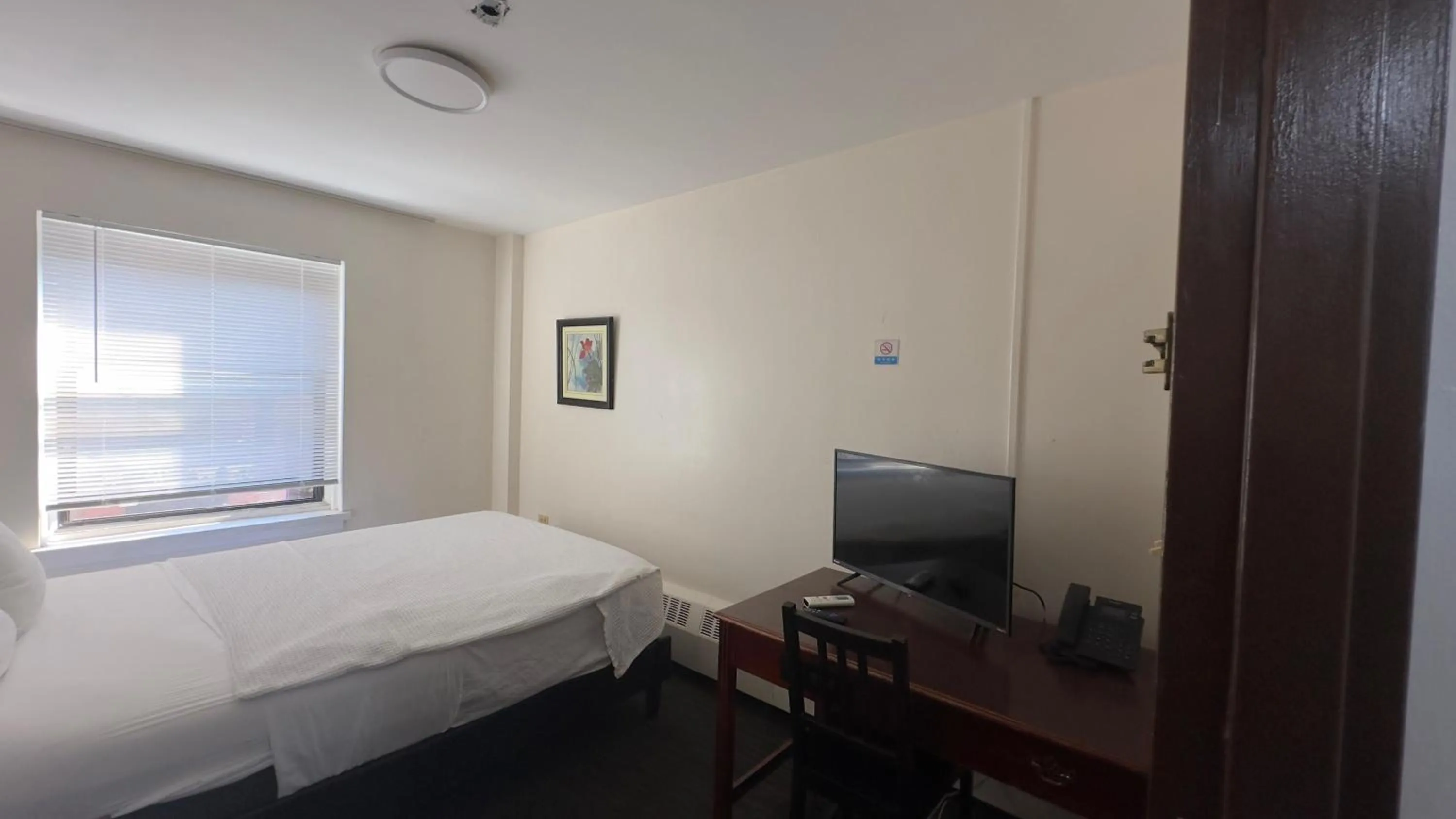 Bed in Chinatown Hotel Chicago