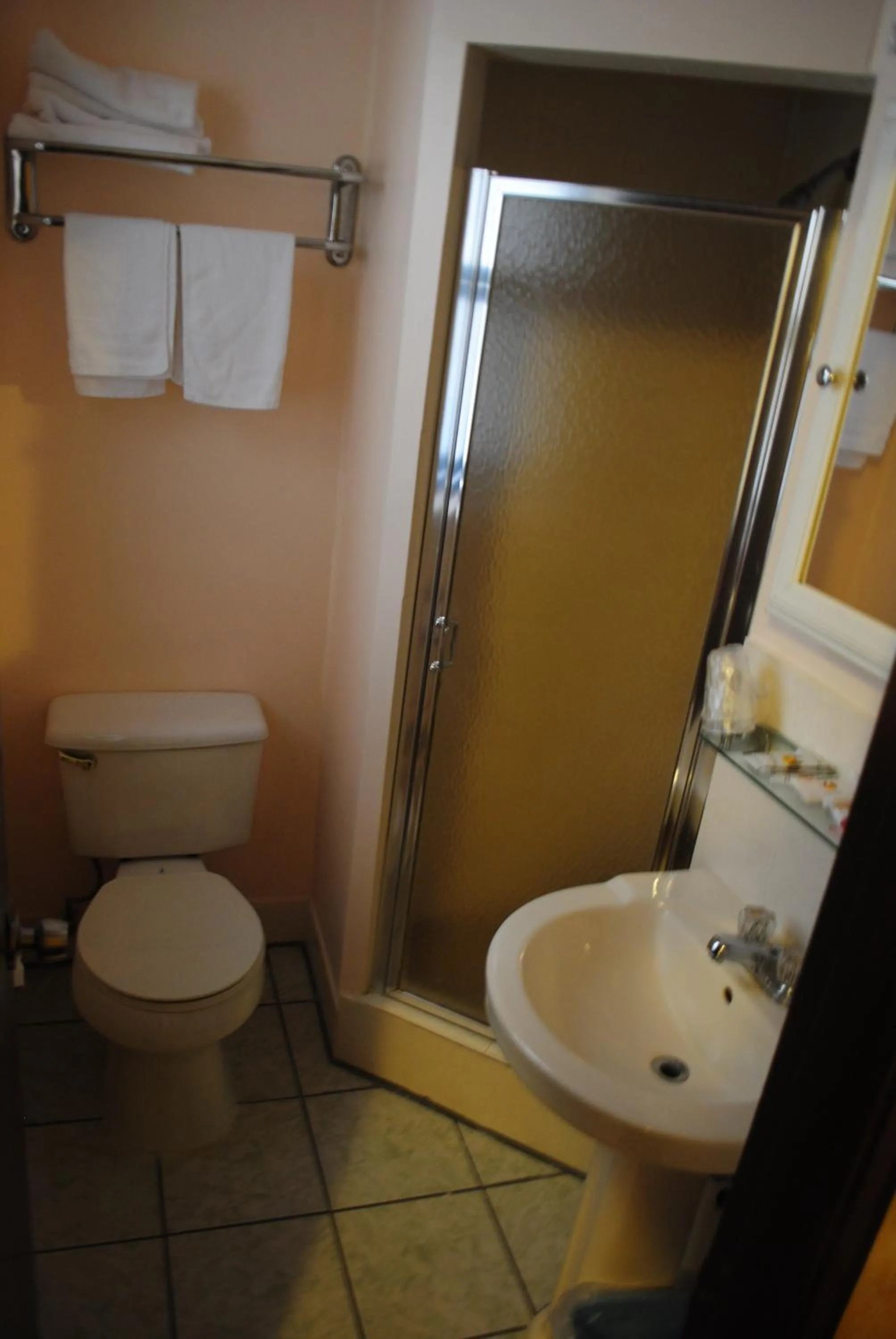 Bathroom in Chinatown Hotel Chicago