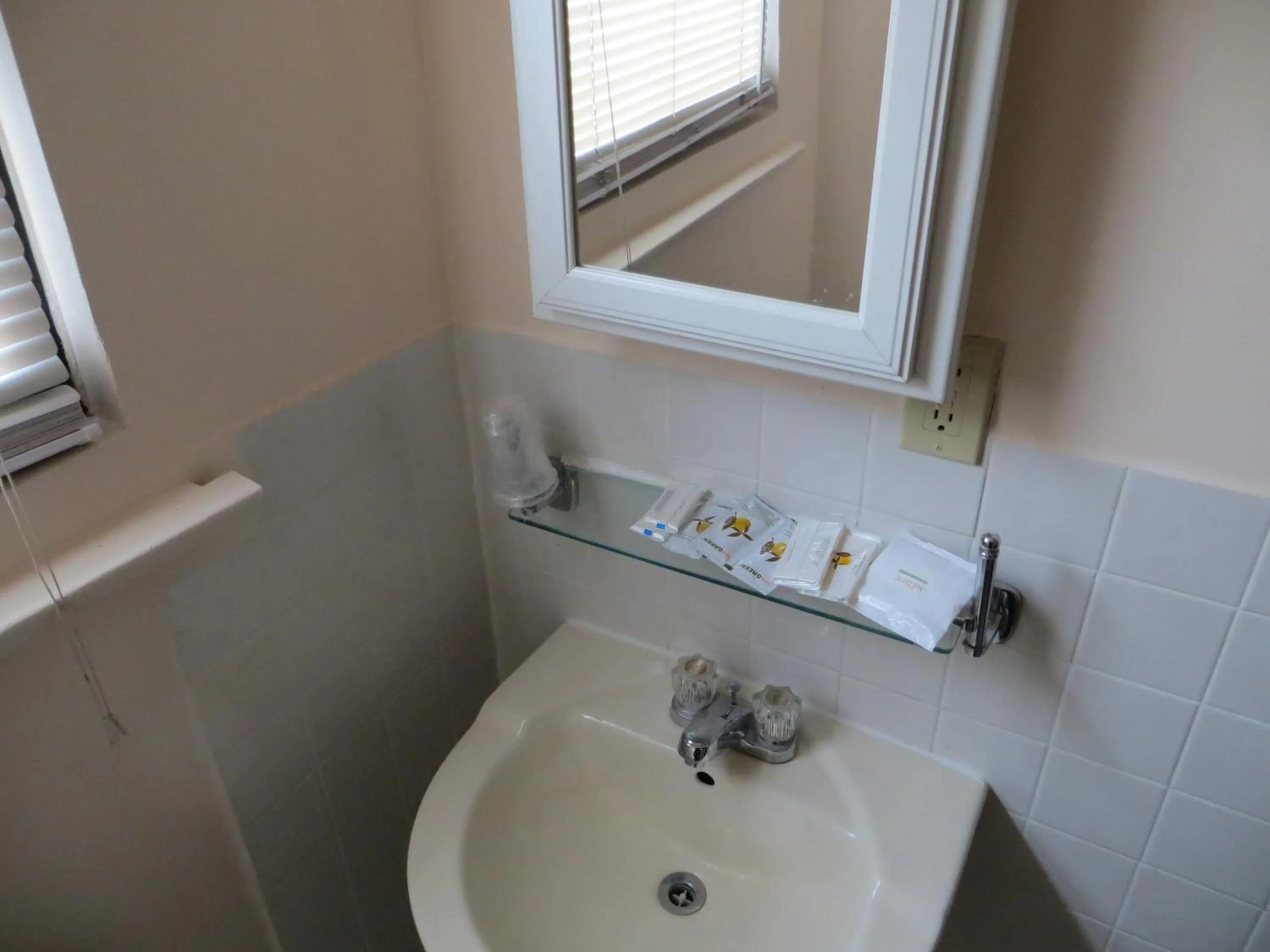 Bathroom in Chinatown Hotel Chicago