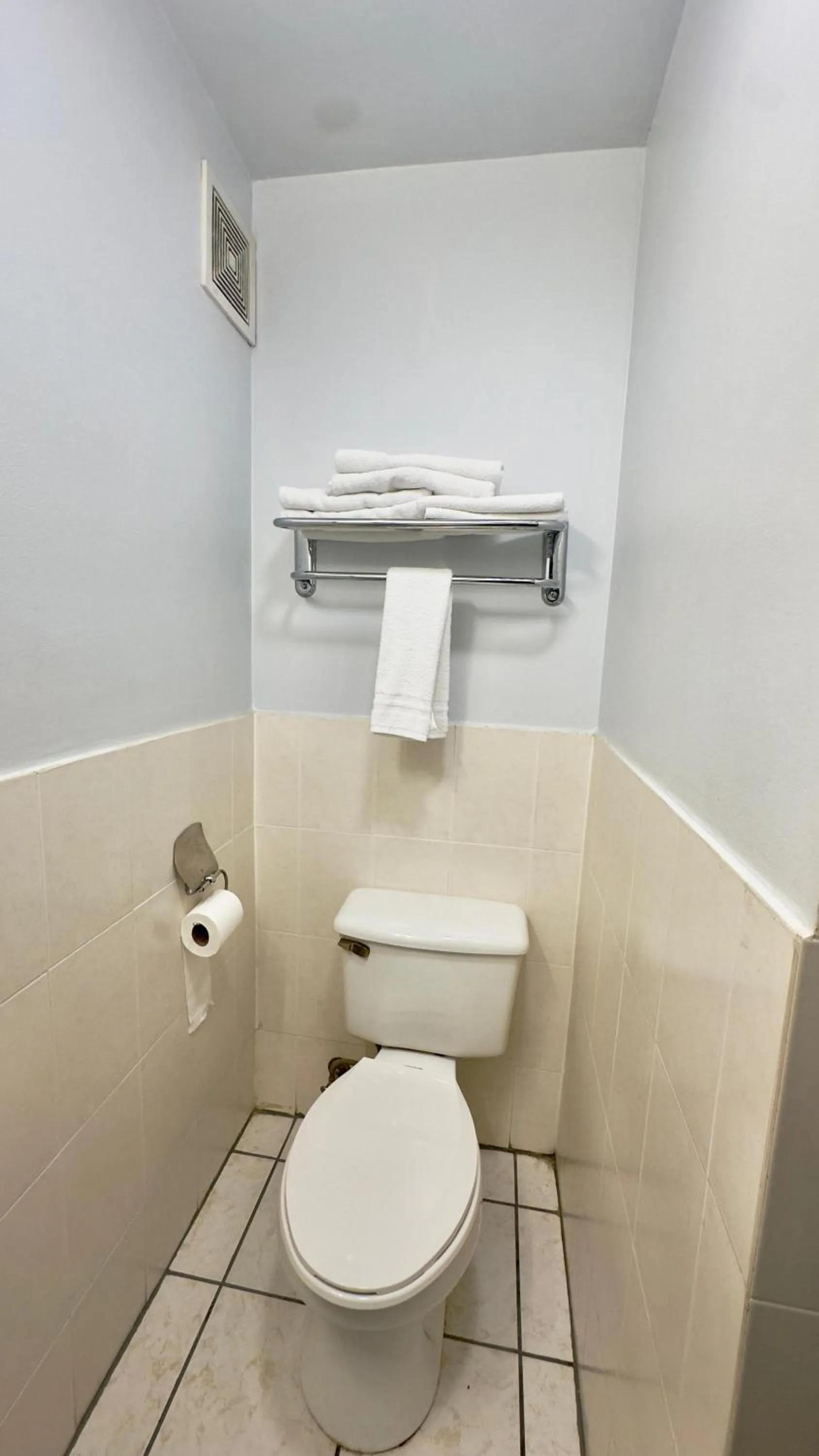 Bathroom in Chinatown Hotel Chicago