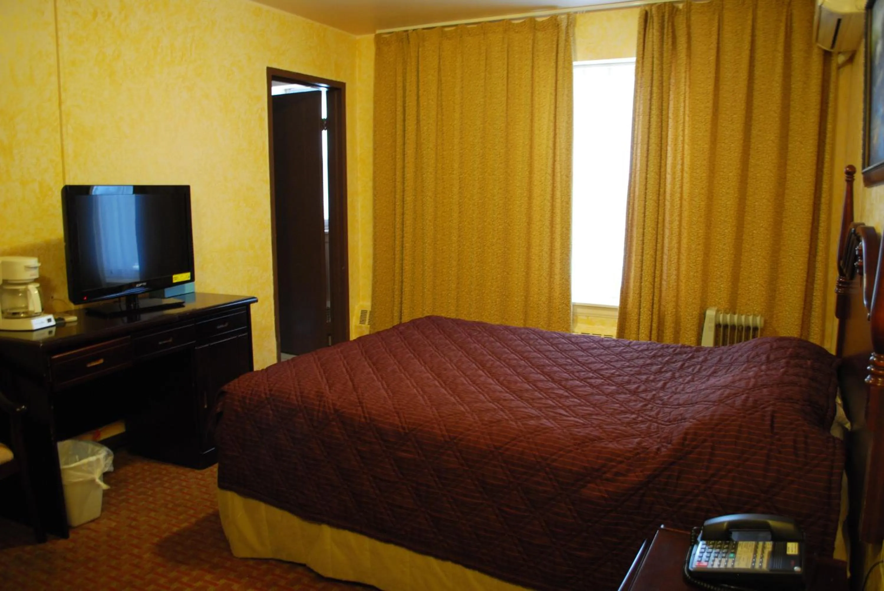 Bed in Chinatown Hotel Chicago