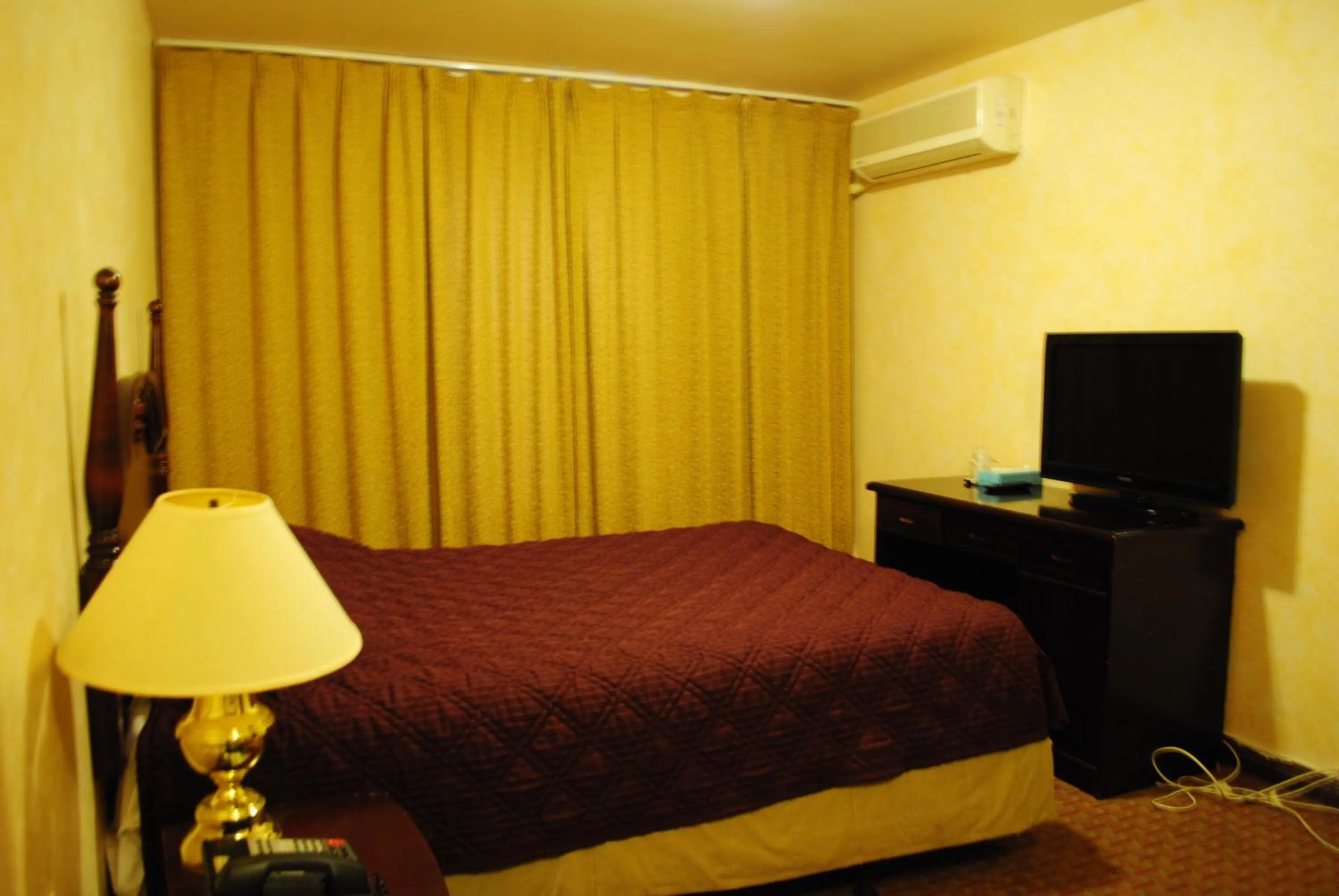 Bed in Chinatown Hotel Chicago