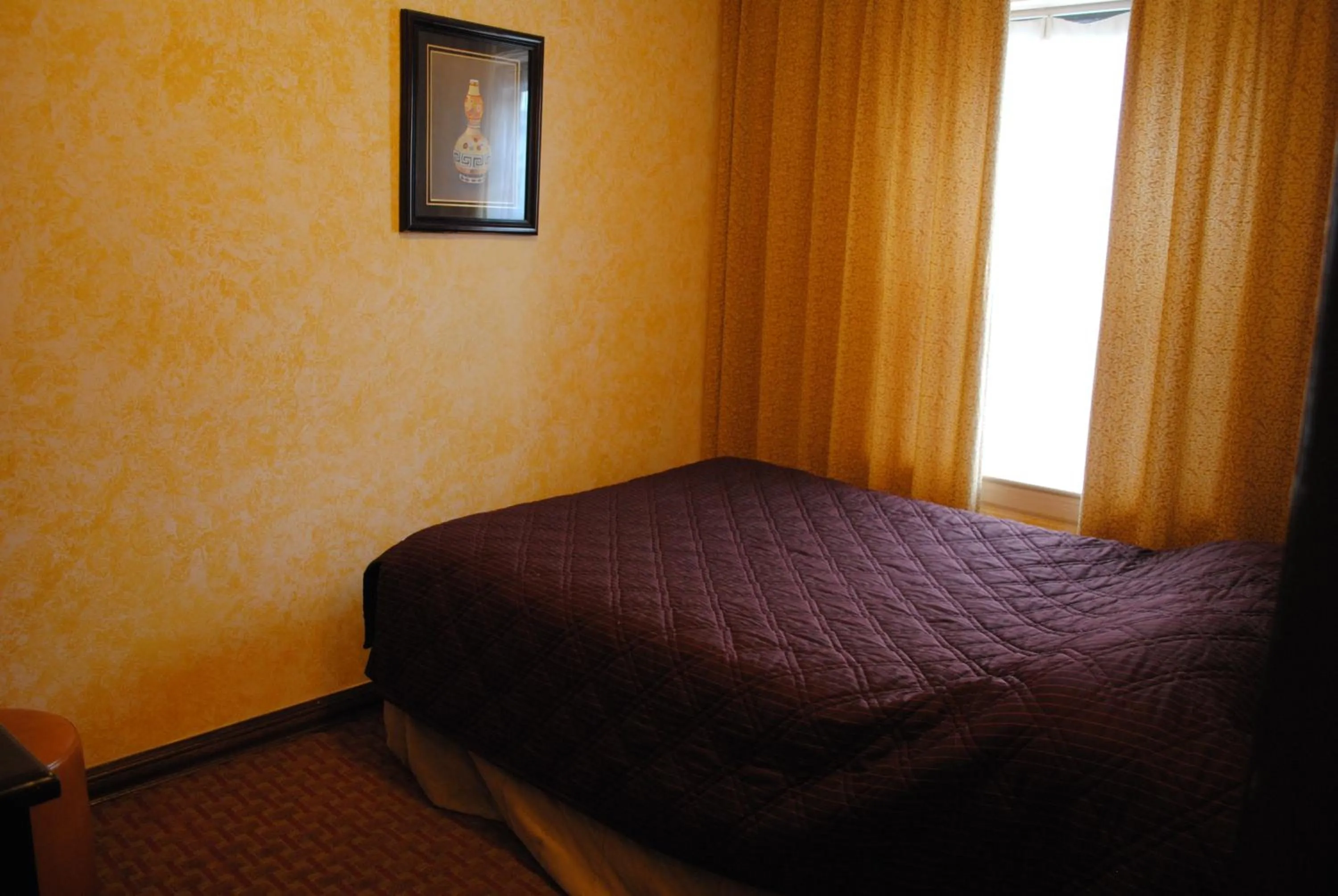 Bed in Chinatown Hotel Chicago