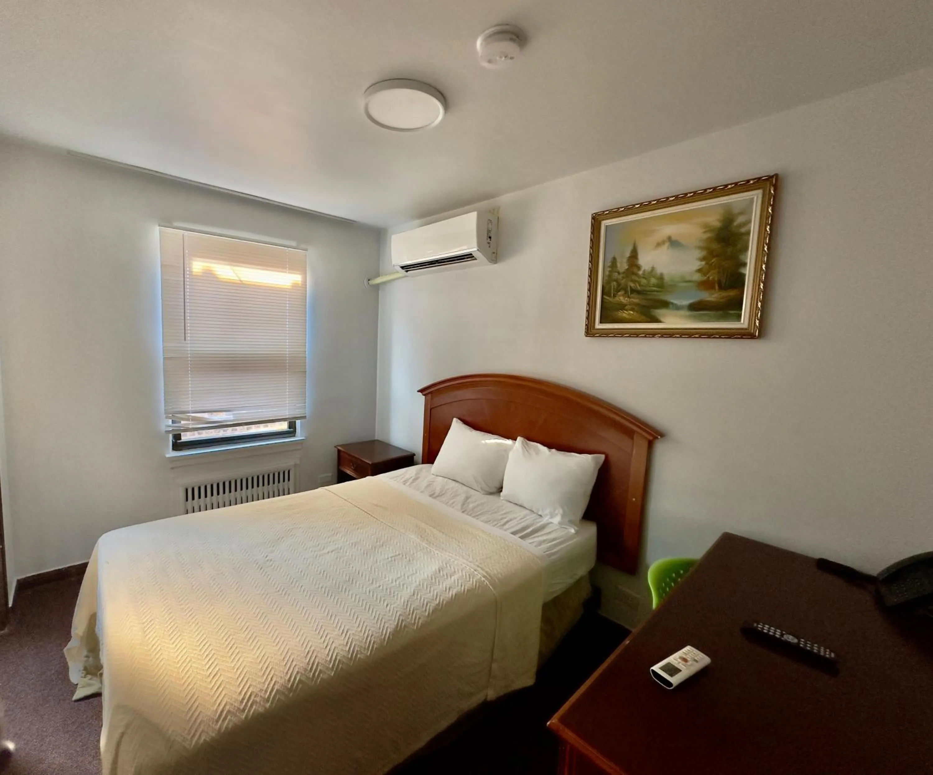 Bed in Chinatown Hotel Chicago