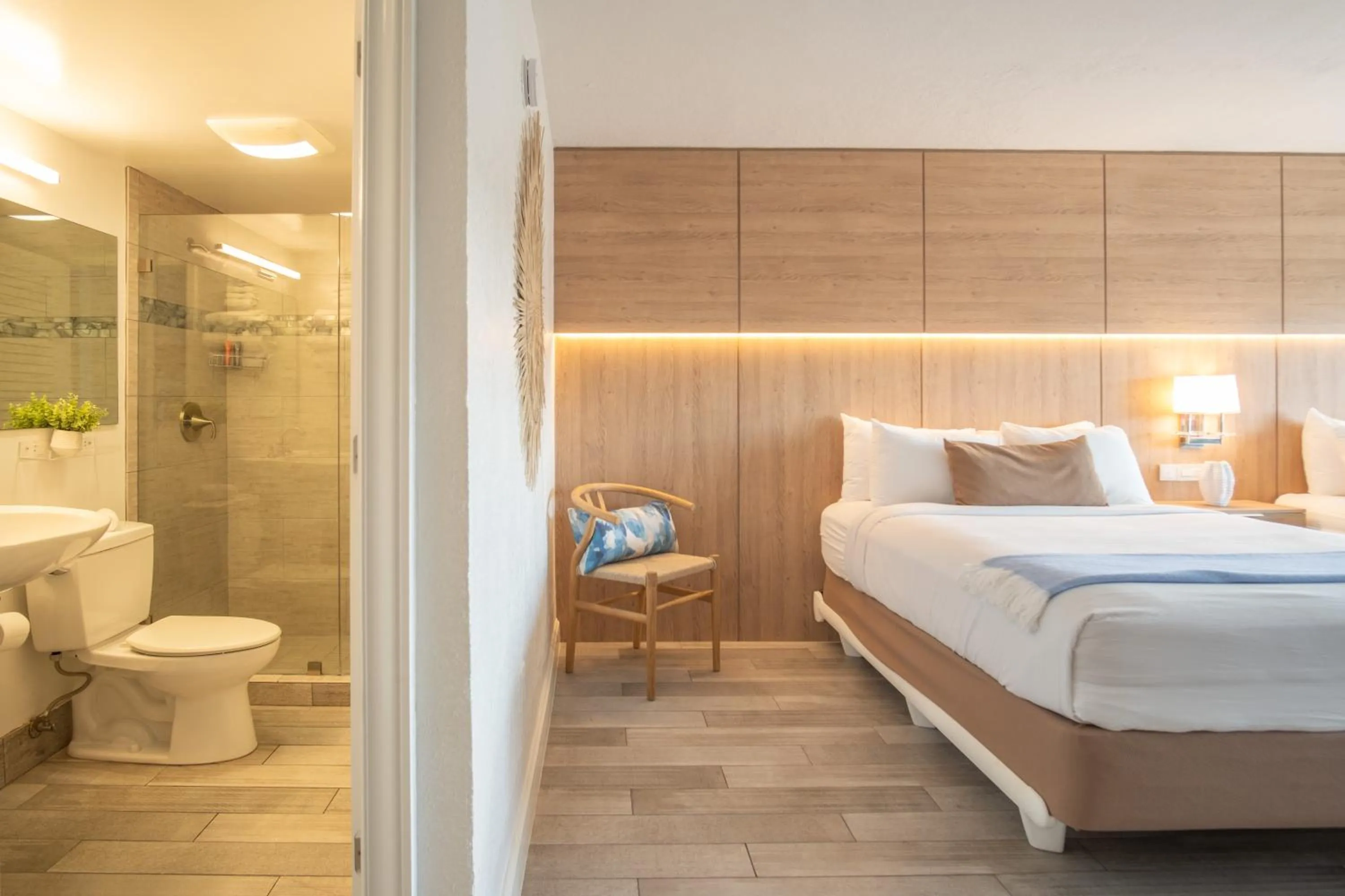 Shower, Bed in Gilbert's Resort